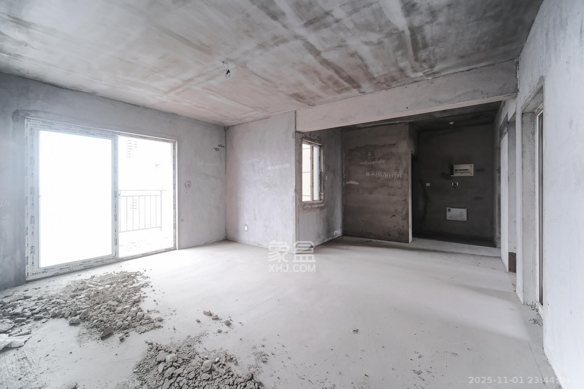 保利香槟国际  3室2厅2卫    79.8万客厅