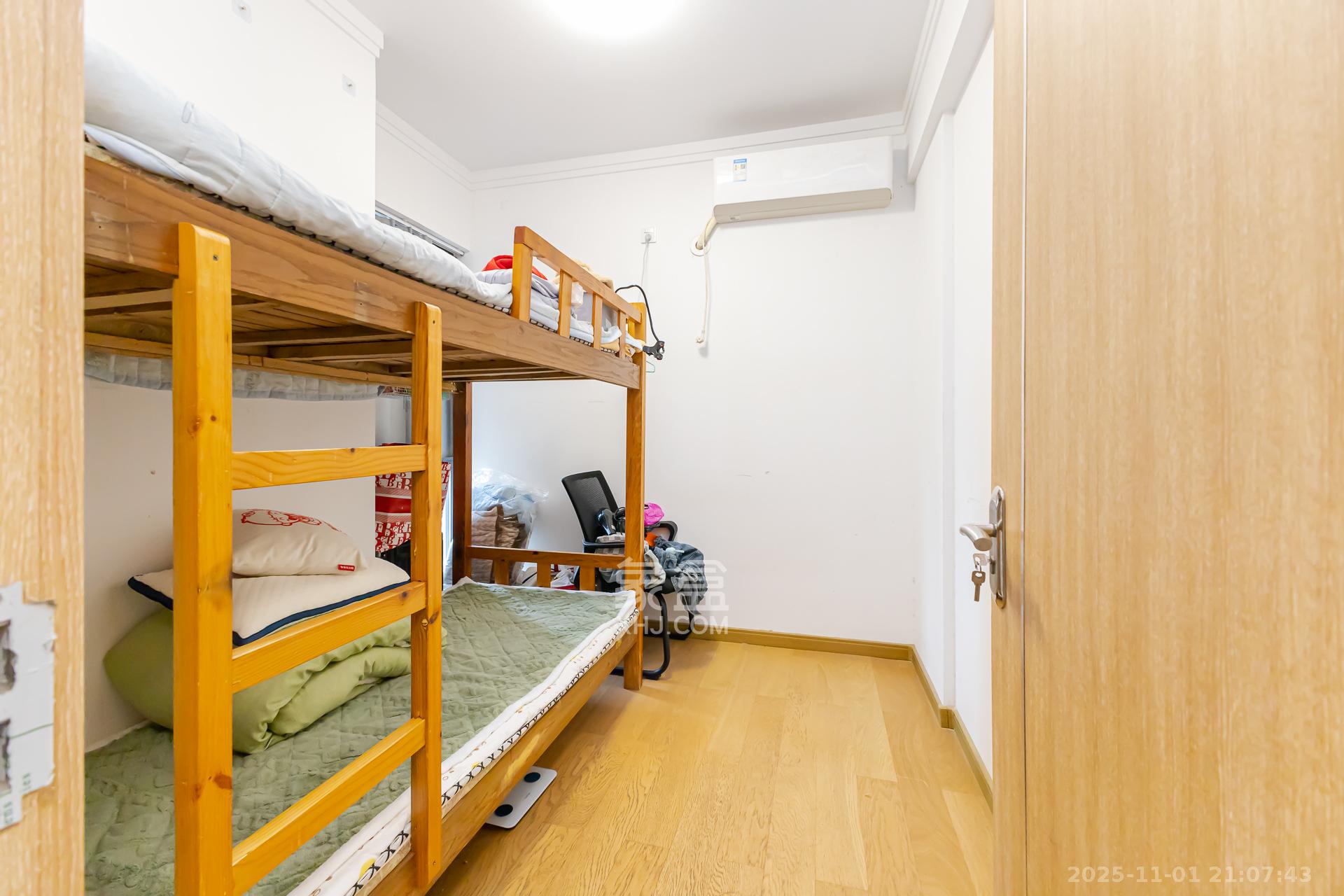 万润滨江天著  4室2厅2卫    126.8万 万润滨江天著  4室2厅2卫    126.8万卧室