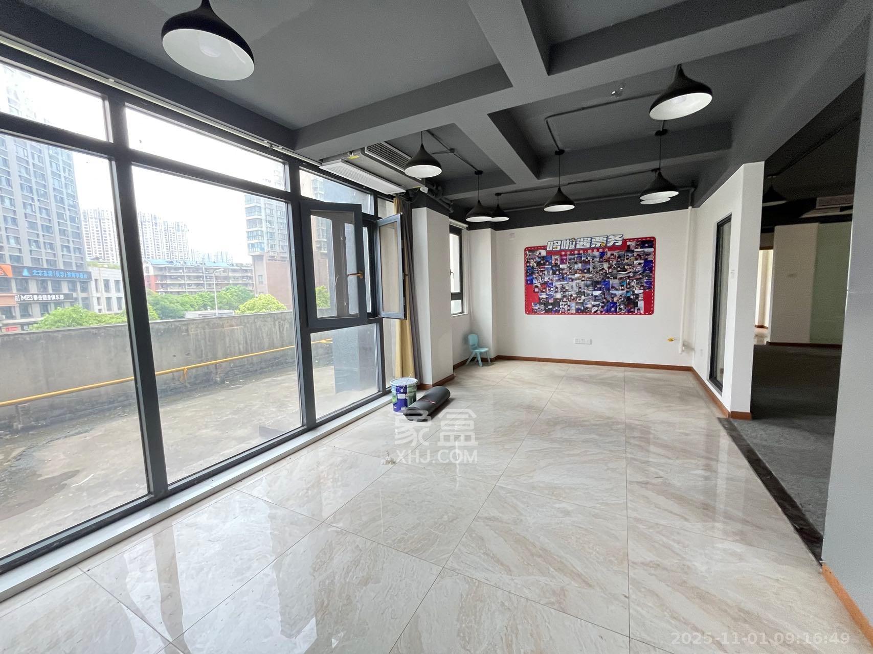 藏珑湖上国际花园  3室2厅2卫    3300.0元/月 藏珑湖上国际花园  3室2厅2卫    3300.0元/月