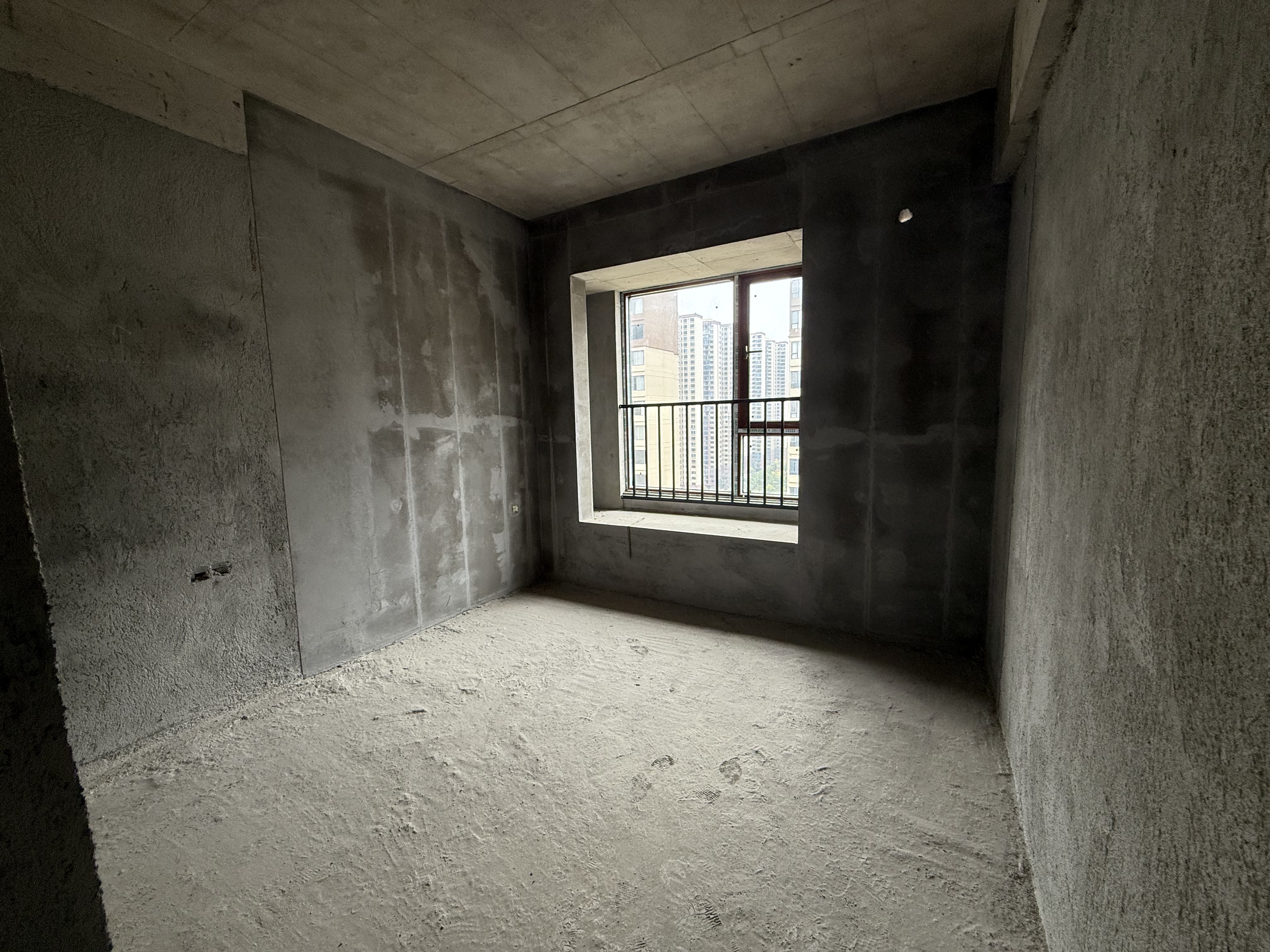 吉大汉珠山府  4室2厅2卫    110.0万客厅