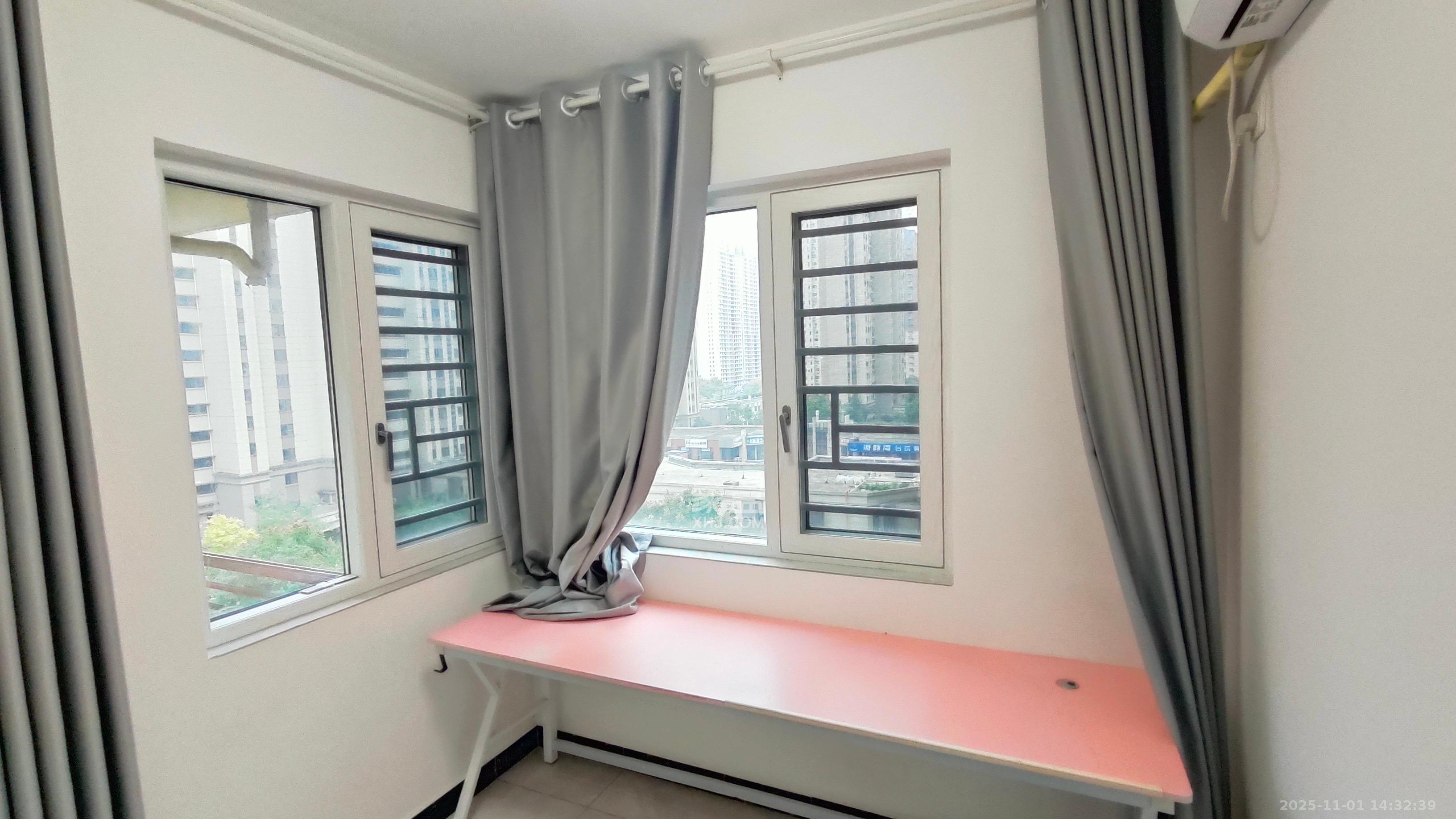 华润置地广场二期  3室2厅1卫    2400.0元/月 华润置地广场二期  3室2厅1卫    2400.0元/月室内图