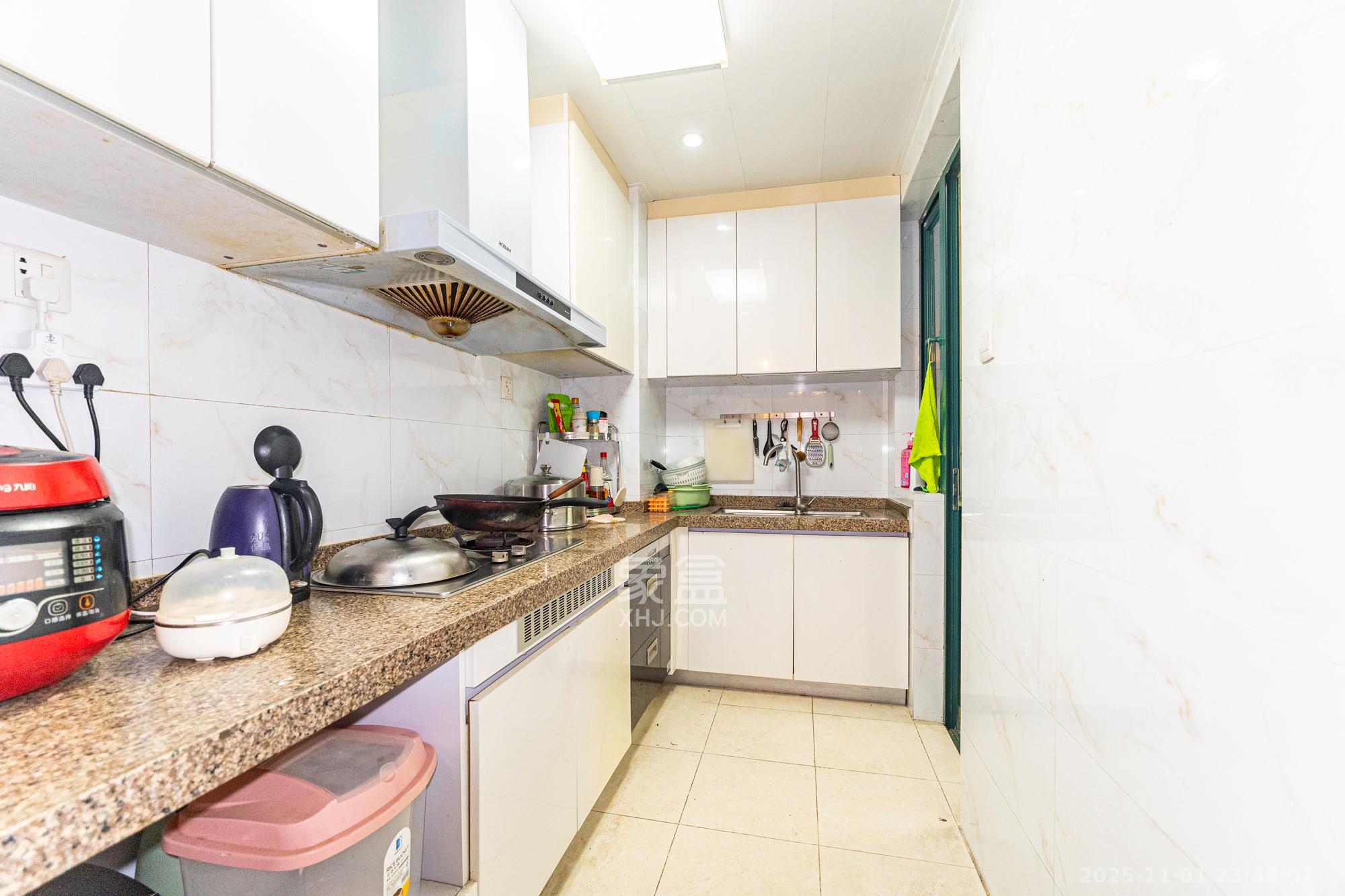 恒大雅苑  3室2厅2卫    108.0万厨房