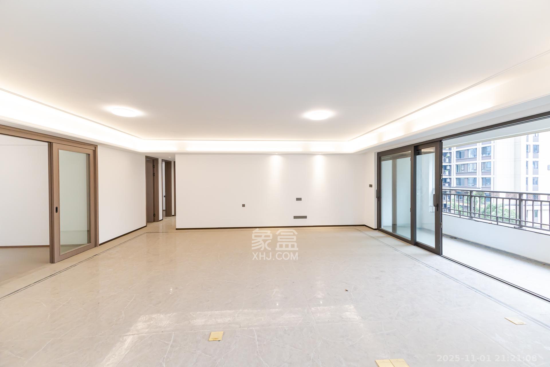 时代建发和著  5室2厅3卫    310.0万 时代建发和著  5室2厅3卫    310.0万客厅