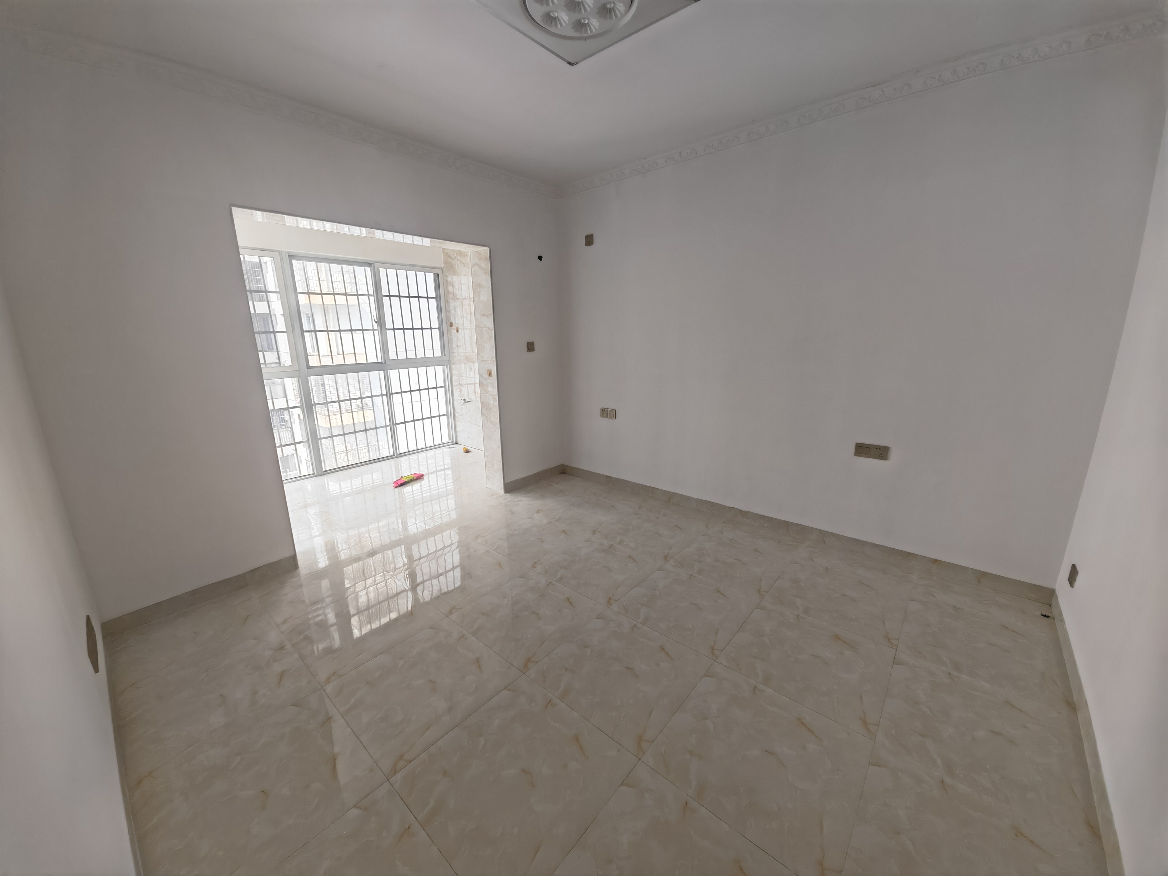 海航城  3室2厅2卫    2500.0元/月 海航城  3室2厅2卫    2500.0元/月室内图