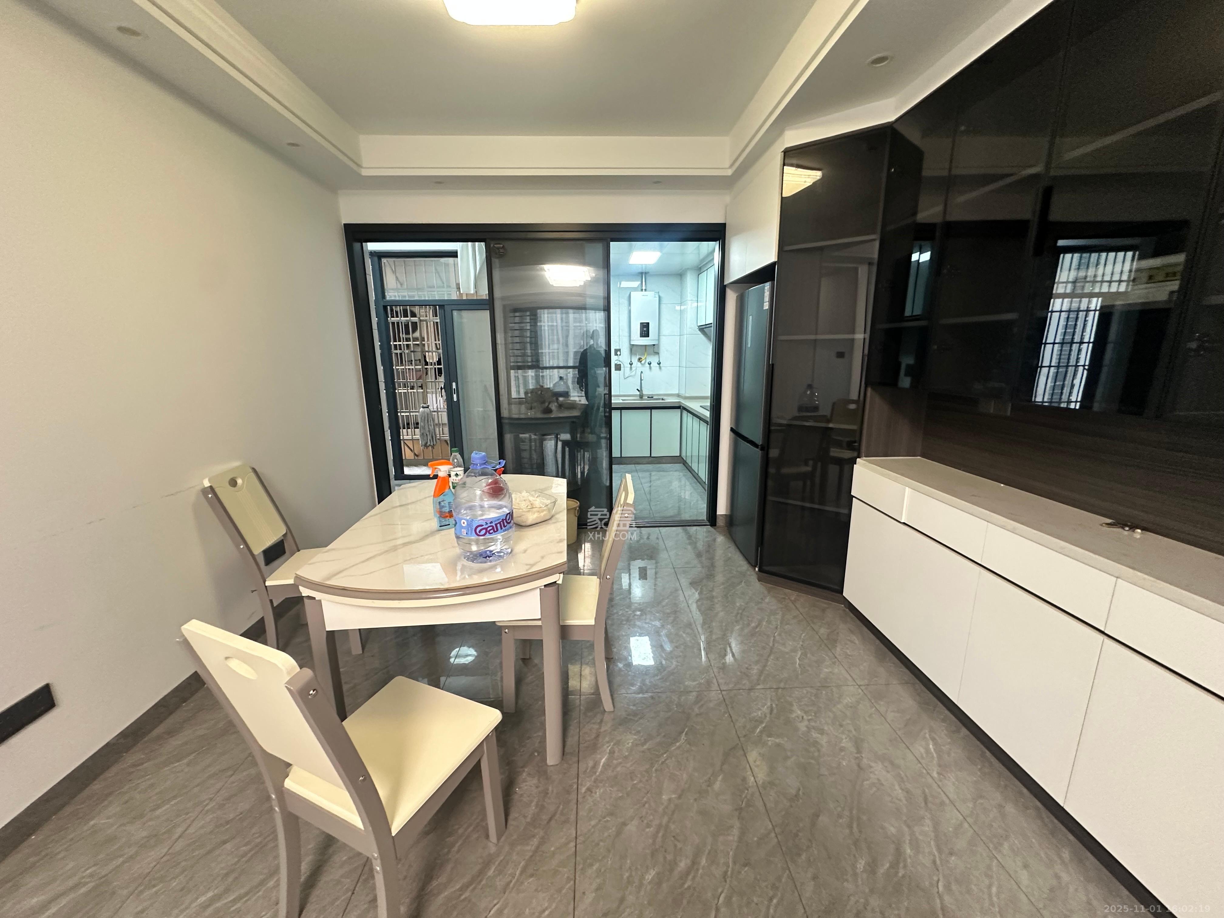 嘉荣苑  4室2厅2卫    3400.0元/月