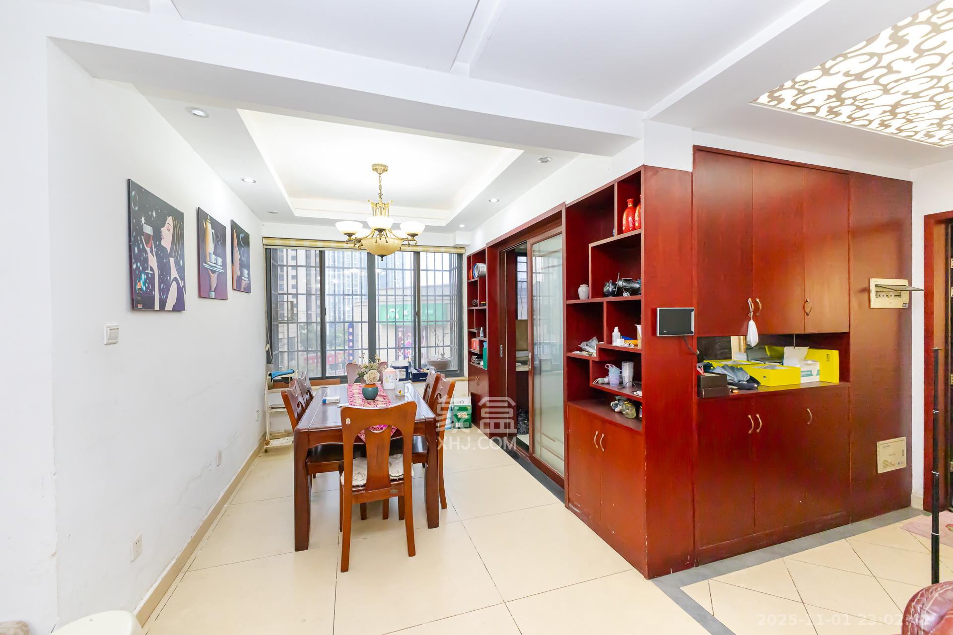 珠江东方明珠(新地东方明珠)三期 4室2厅2卫 100.0万 珠江东方明珠(新地东方明珠)三期 4室2厅2卫 100.0万客厅