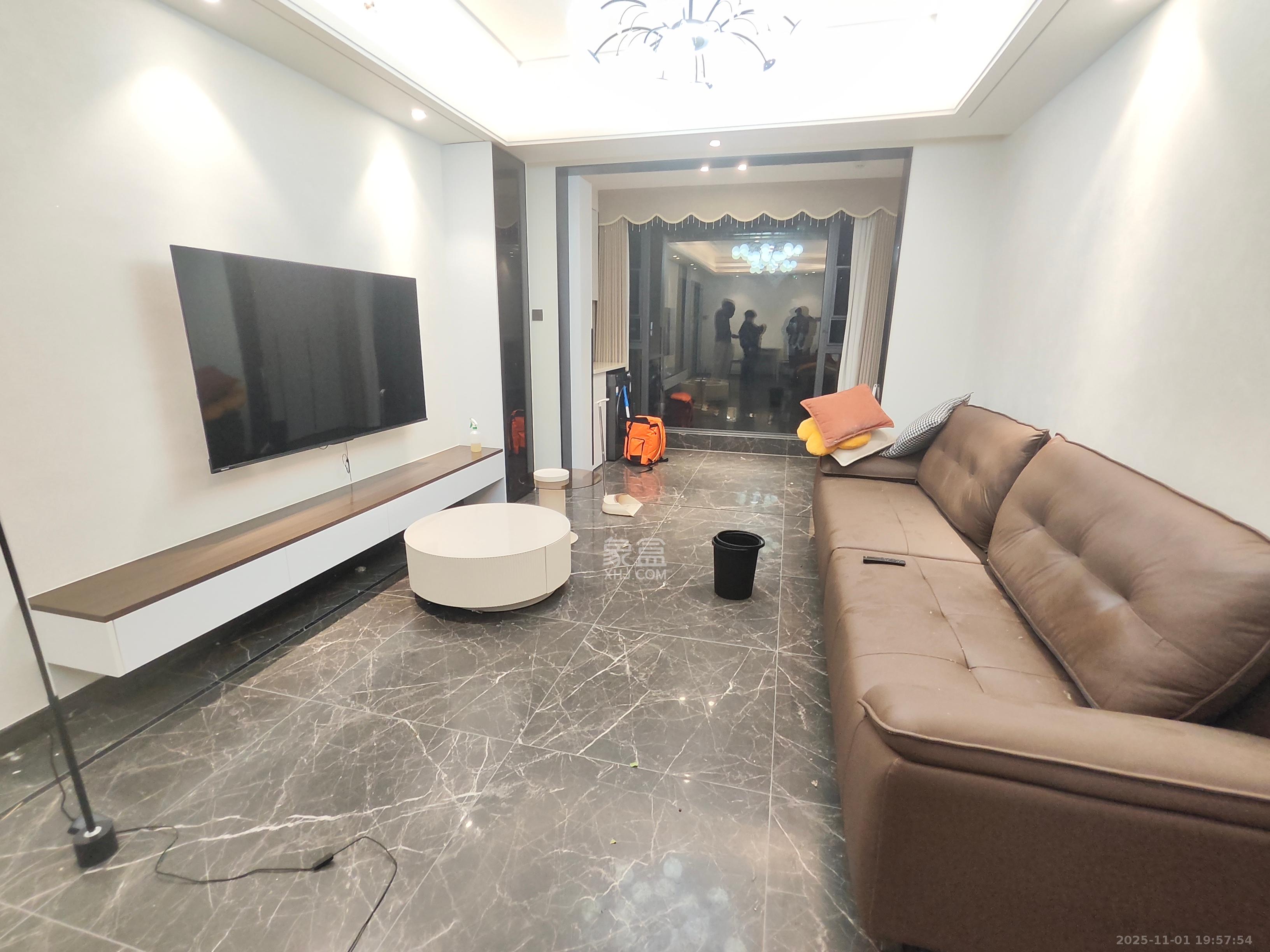 绿地麓云国际一期  3室2厅2卫    3500.0元/月