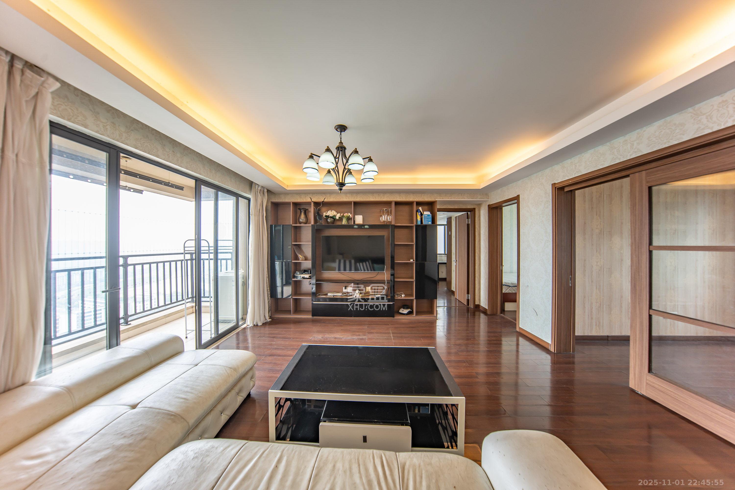 万科白鹭郡  4室2厅2卫    136.0万客厅