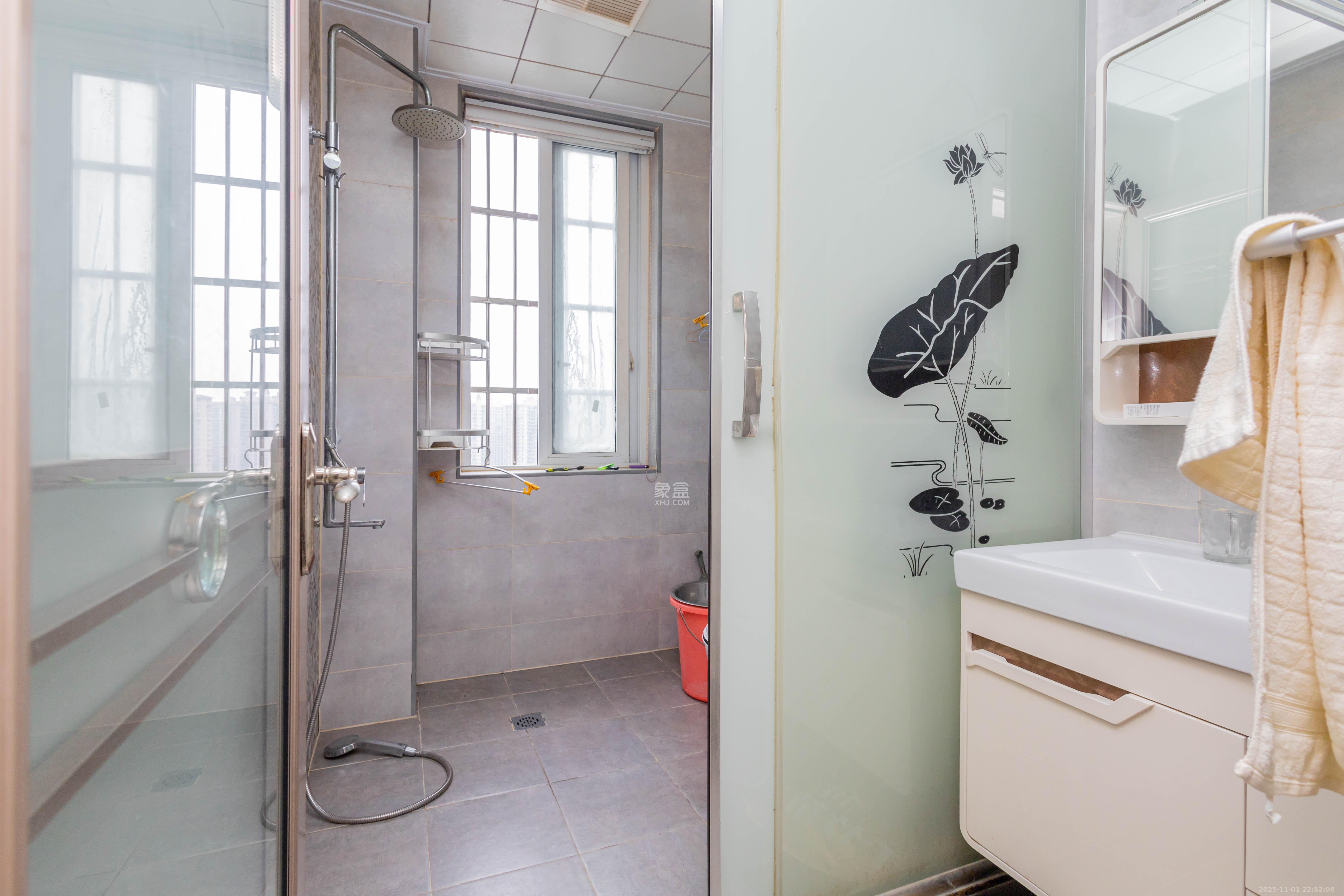 爵士湘  3室2厅2卫    82.8万卫生间