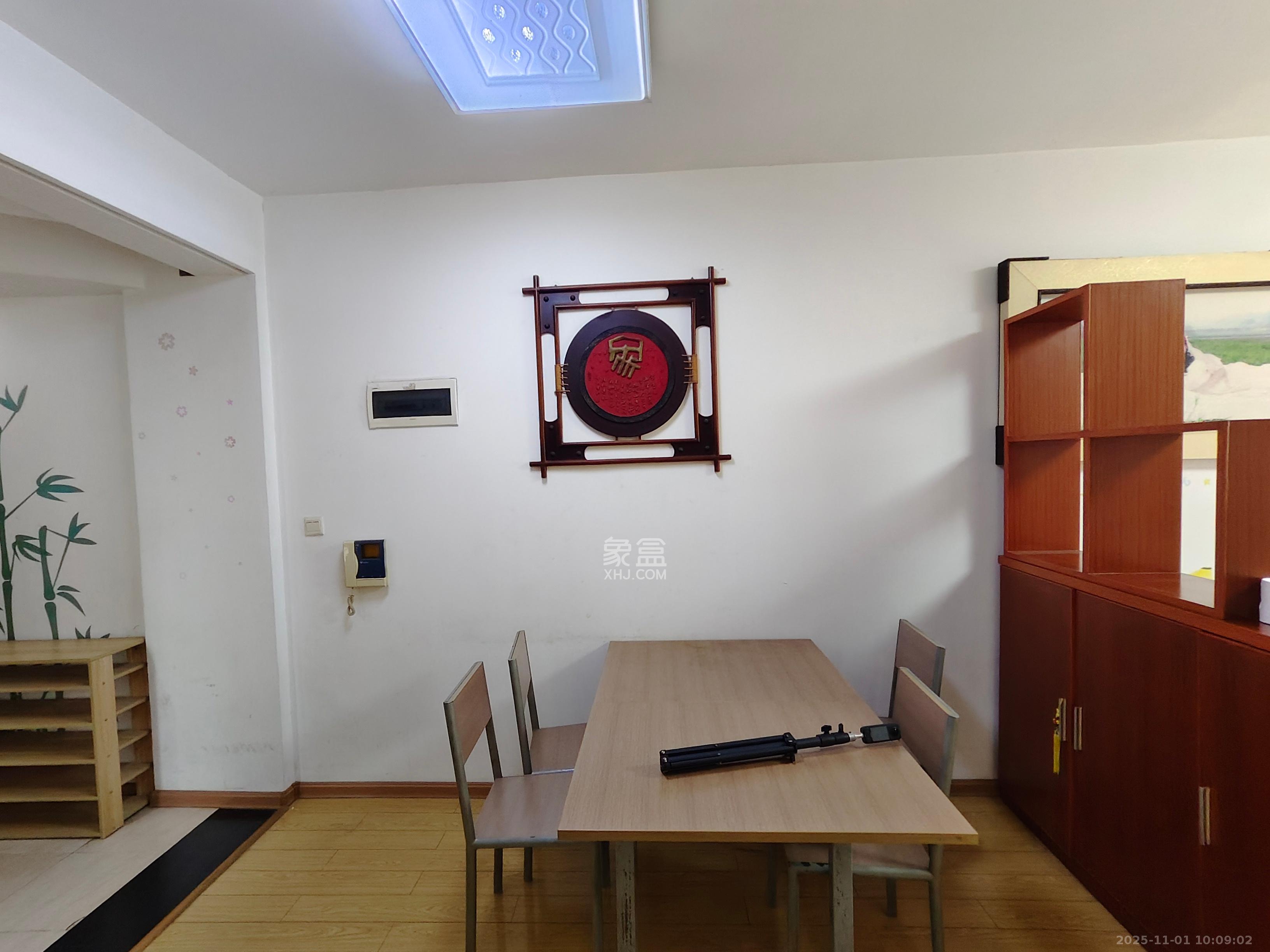 麓山枫情  2室1厅1卫    2200.0元/月室内图