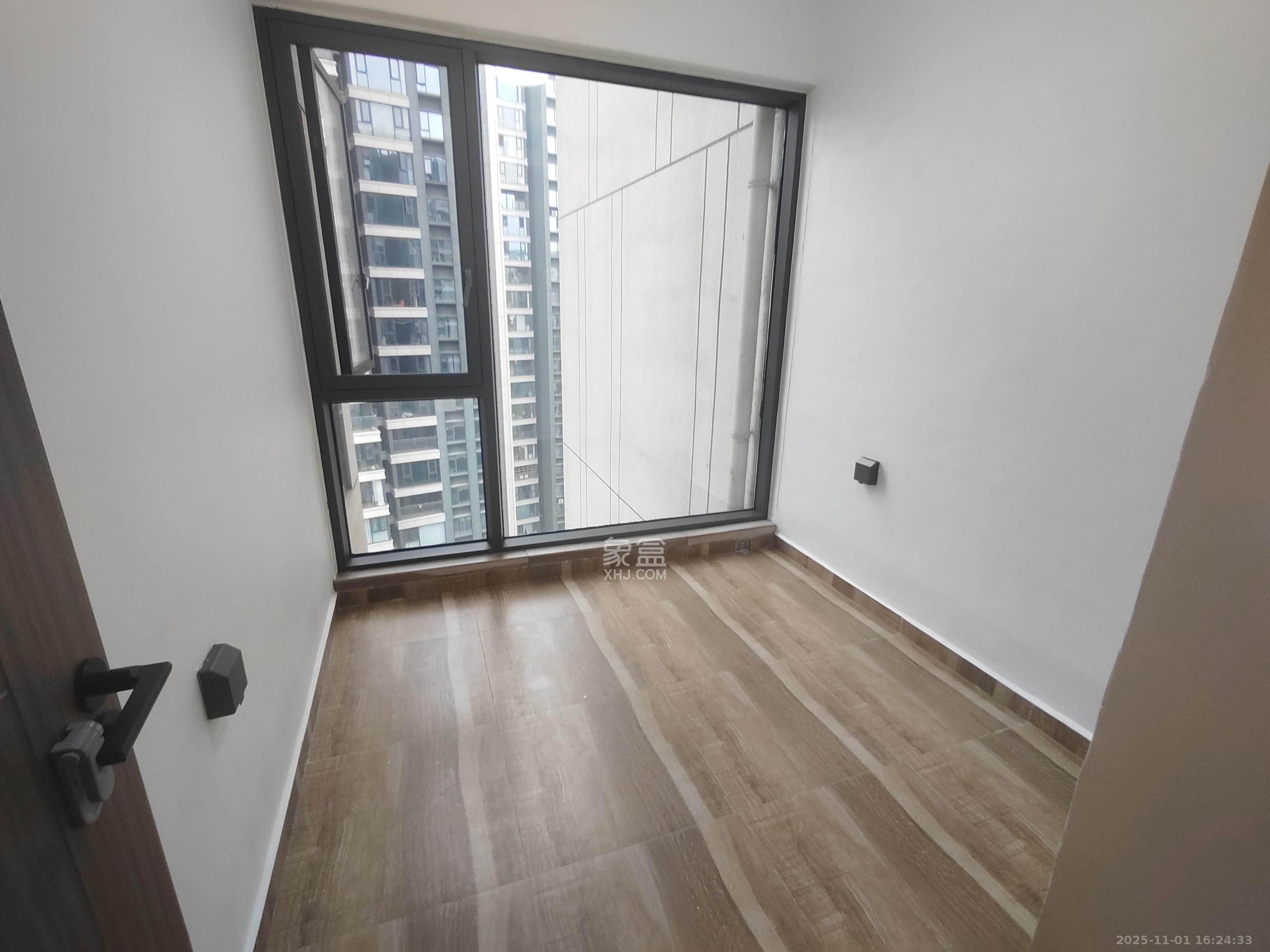 绿地V岛  4室2厅2卫    4400.0元/月室内图