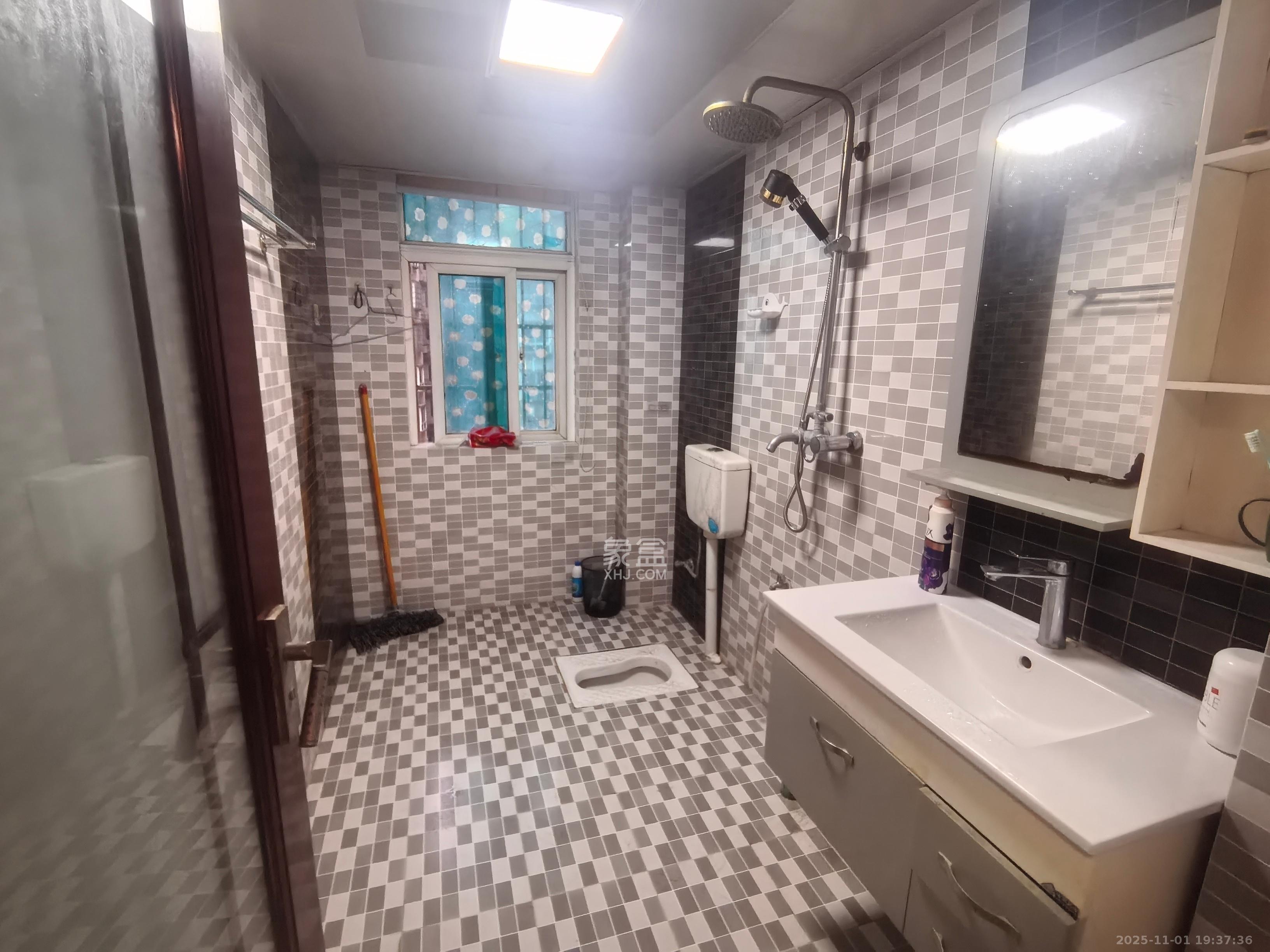 麓谷加州阳光  2室2厅1卫    2300.0元/月 麓谷加州阳光  2室2厅1卫    2300.0元/月室内图