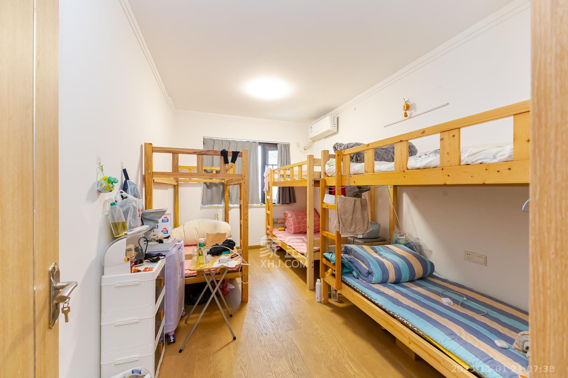 万润滨江天著  4室2厅2卫    126.8万 万润滨江天著  4室2厅2卫    126.8万卧室