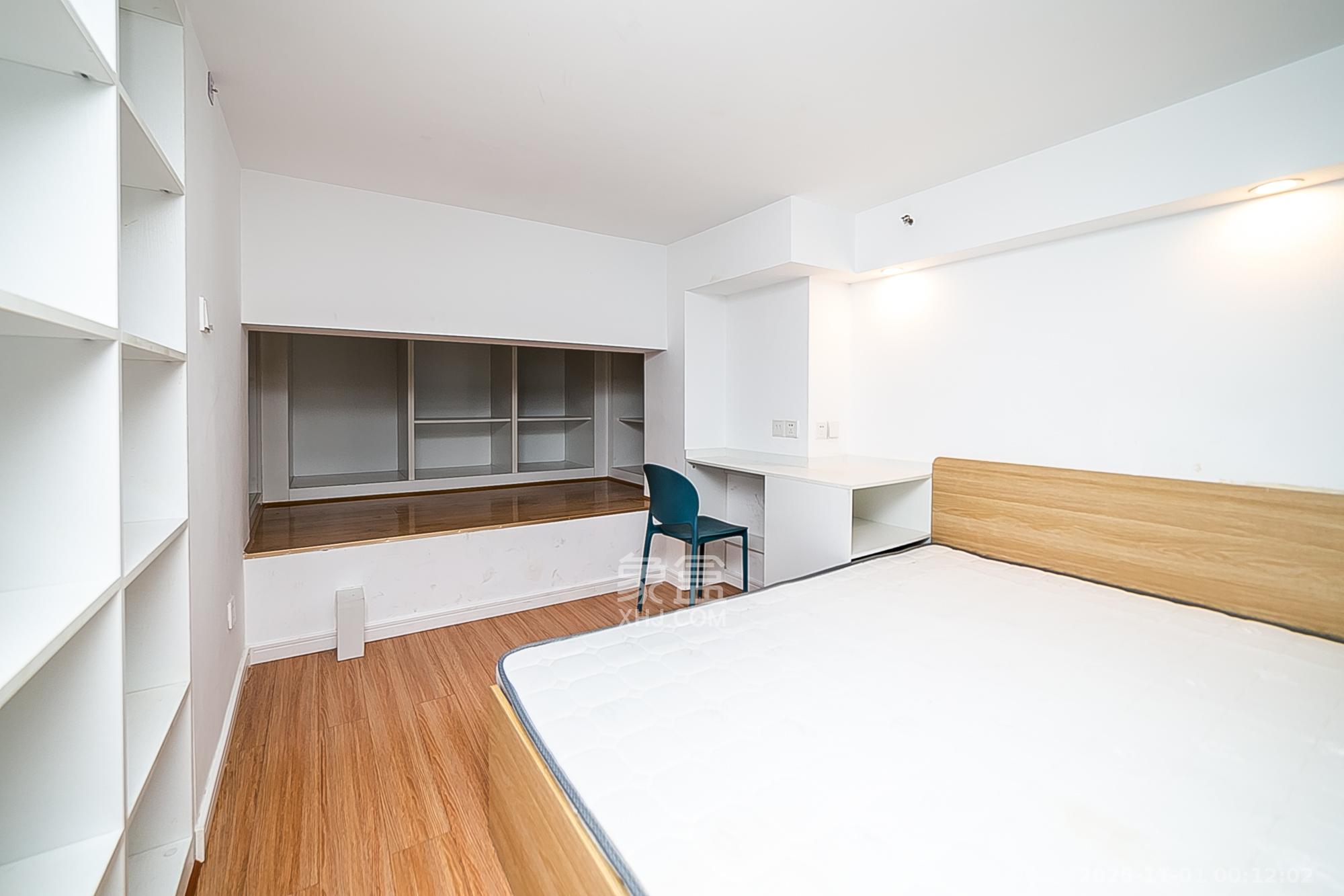 卓越江岸  2室2厅1卫    35.0万卧室