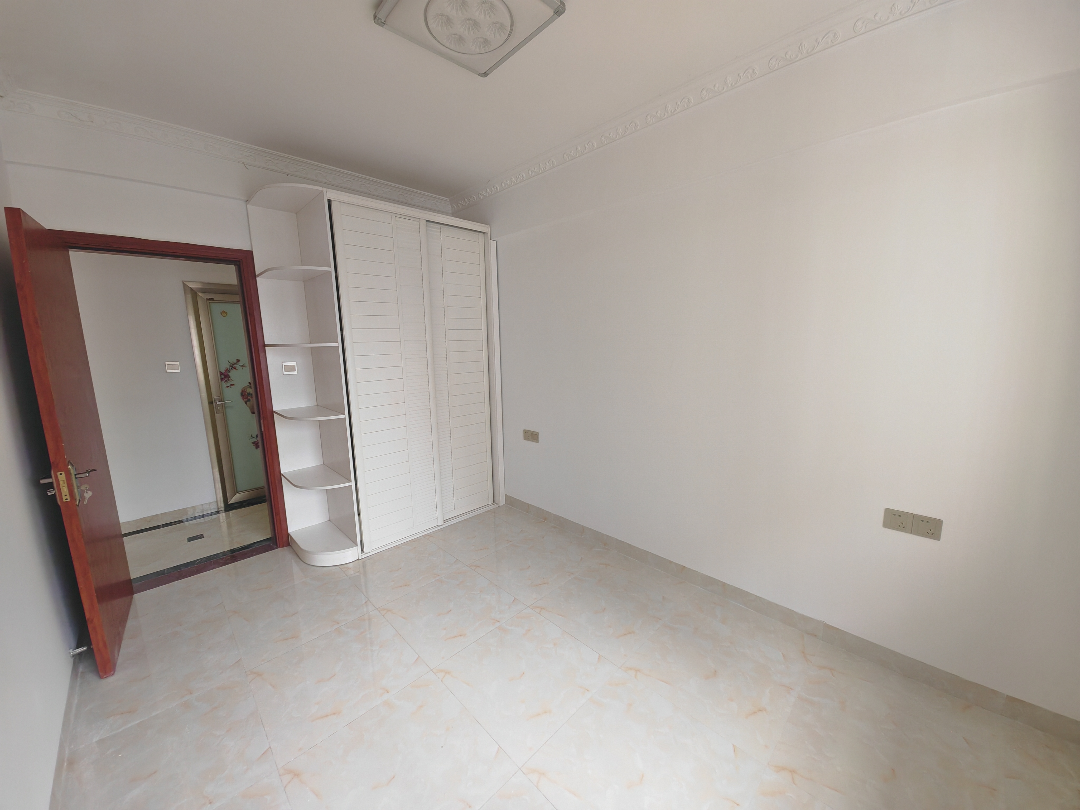 海航城  3室2厅2卫    2500.0元/月 海航城  3室2厅2卫    2500.0元/月室内图