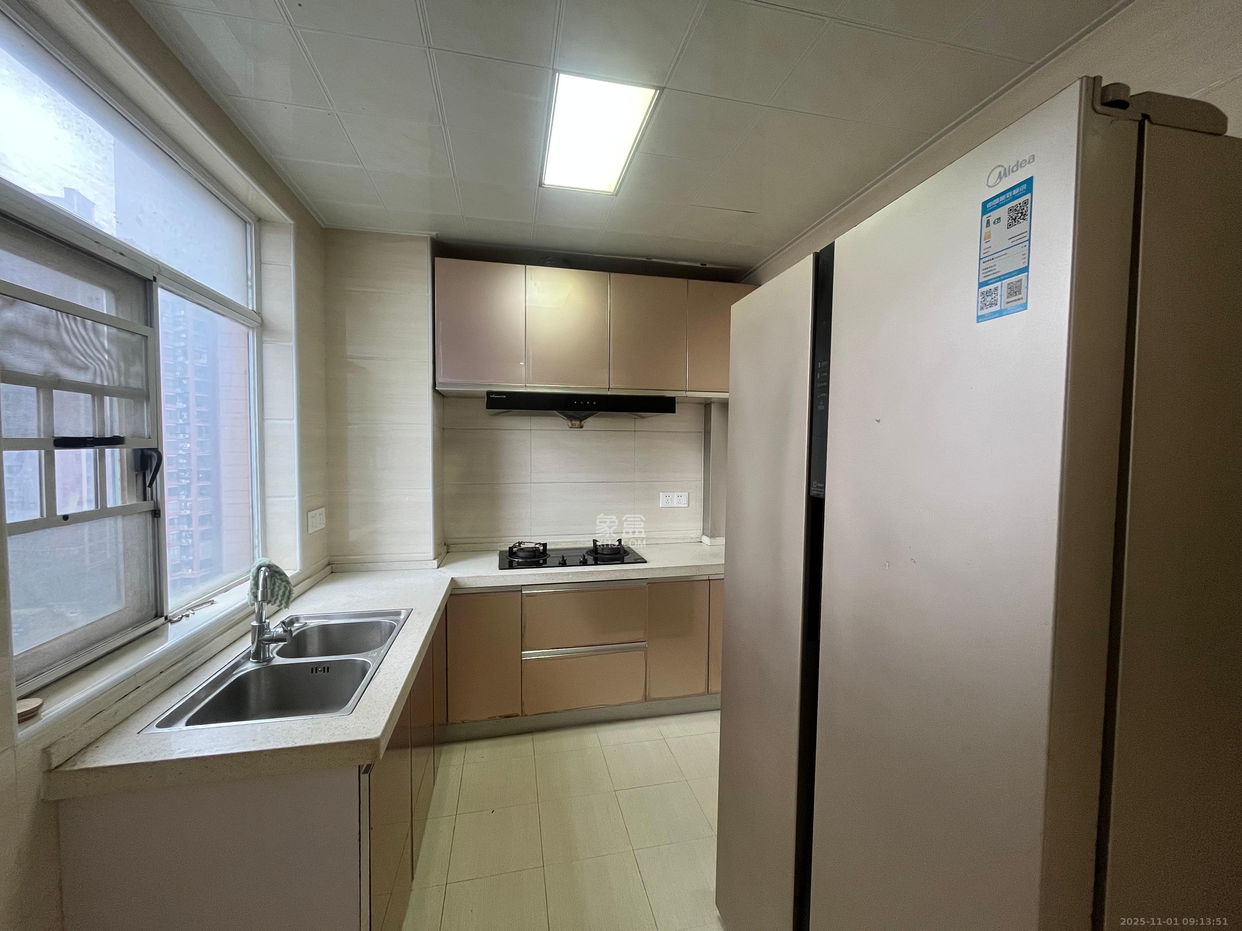 新蕾品阁居  4室2厅2卫    2200.0元/月室内图