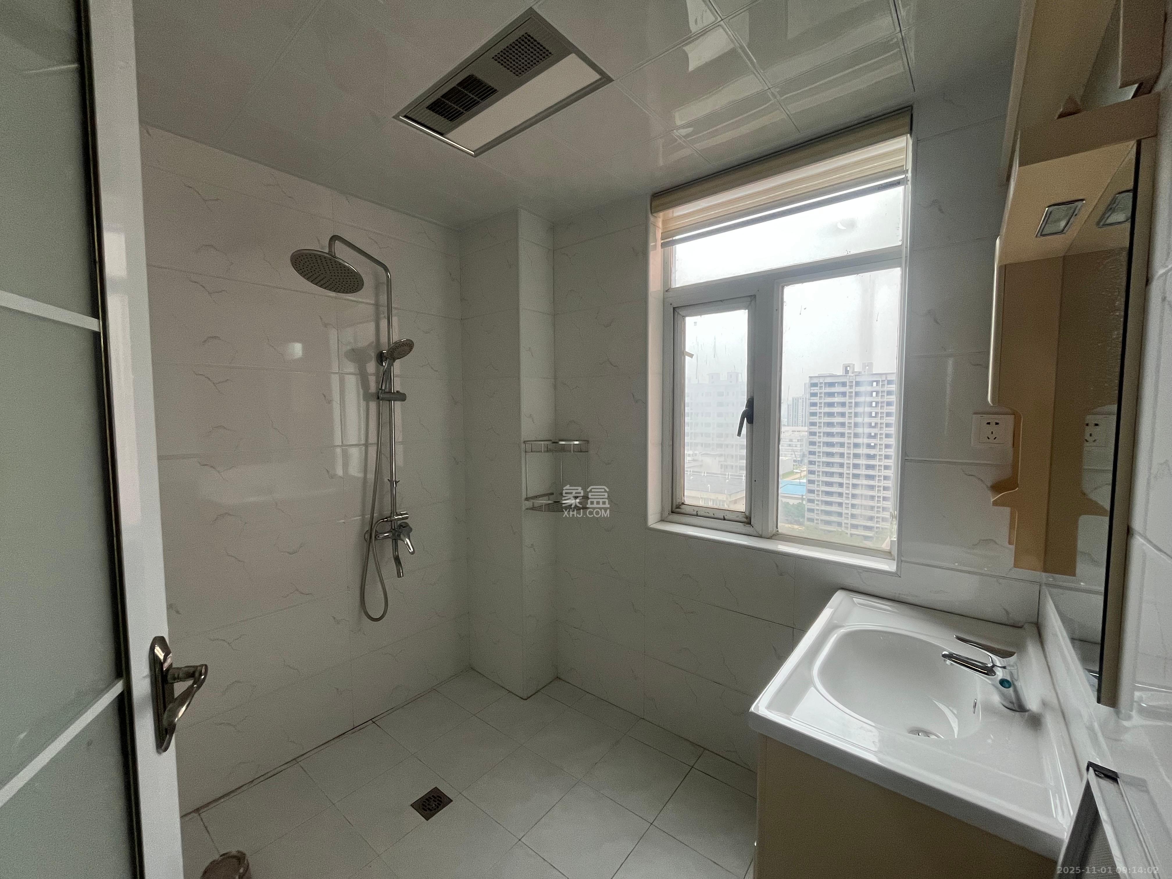 新蕾品阁居  4室2厅2卫    2200.0元/月室内图