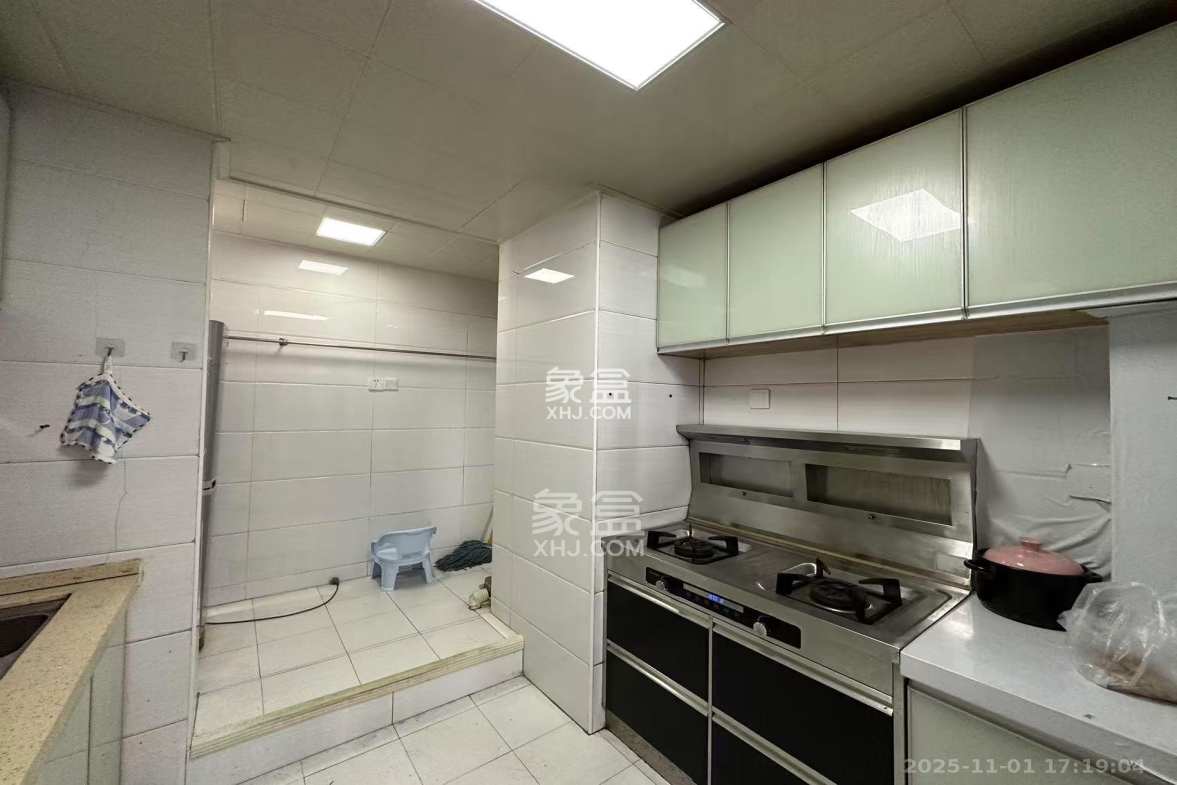 百纳广场(百纳公寓) 3室2厅1卫 2600.0元/月 百纳广场(百纳公寓) 3室2厅1卫 2600.0元/月室内图