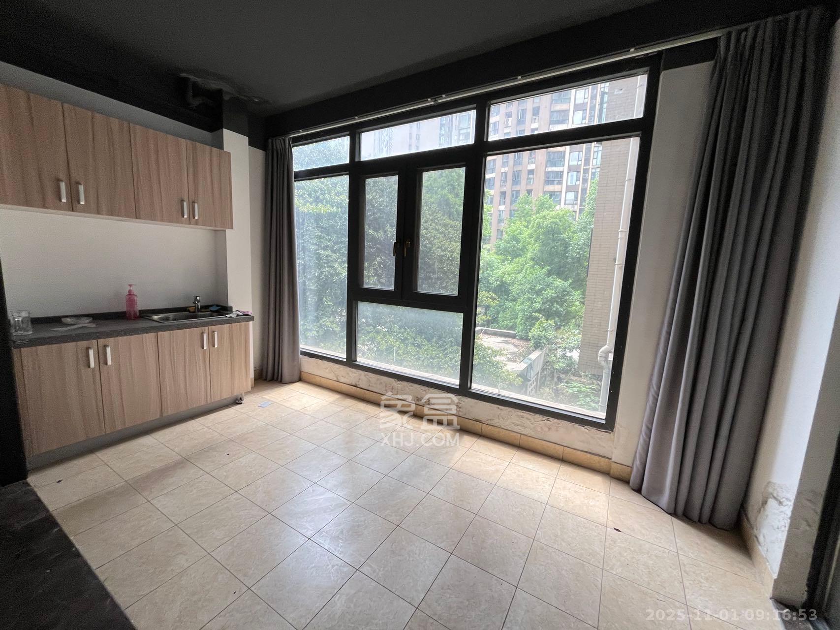 藏珑湖上国际花园  3室2厅2卫    3300.0元/月 藏珑湖上国际花园  3室2厅2卫    3300.0元/月室内图