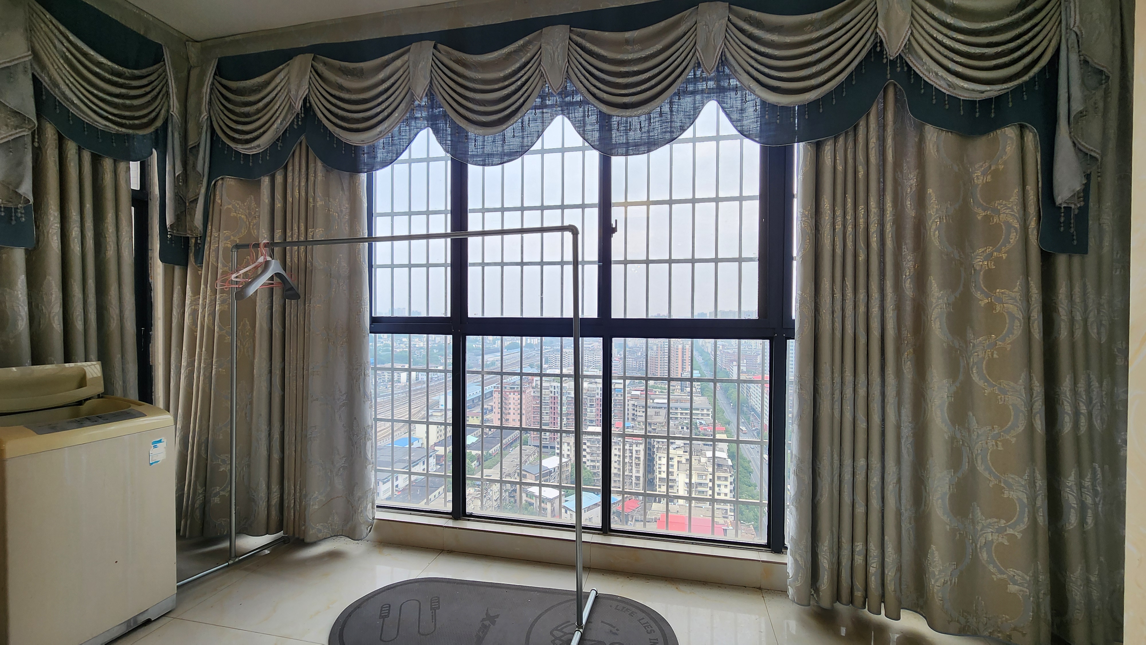 东方名城  3室2厅2卫    2300.0元/月室内图