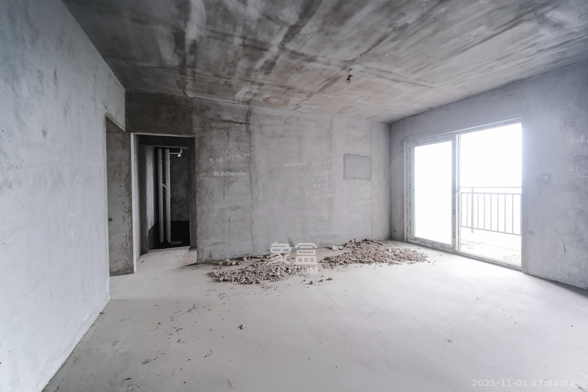 保利香槟国际  3室2厅2卫    79.8万客厅