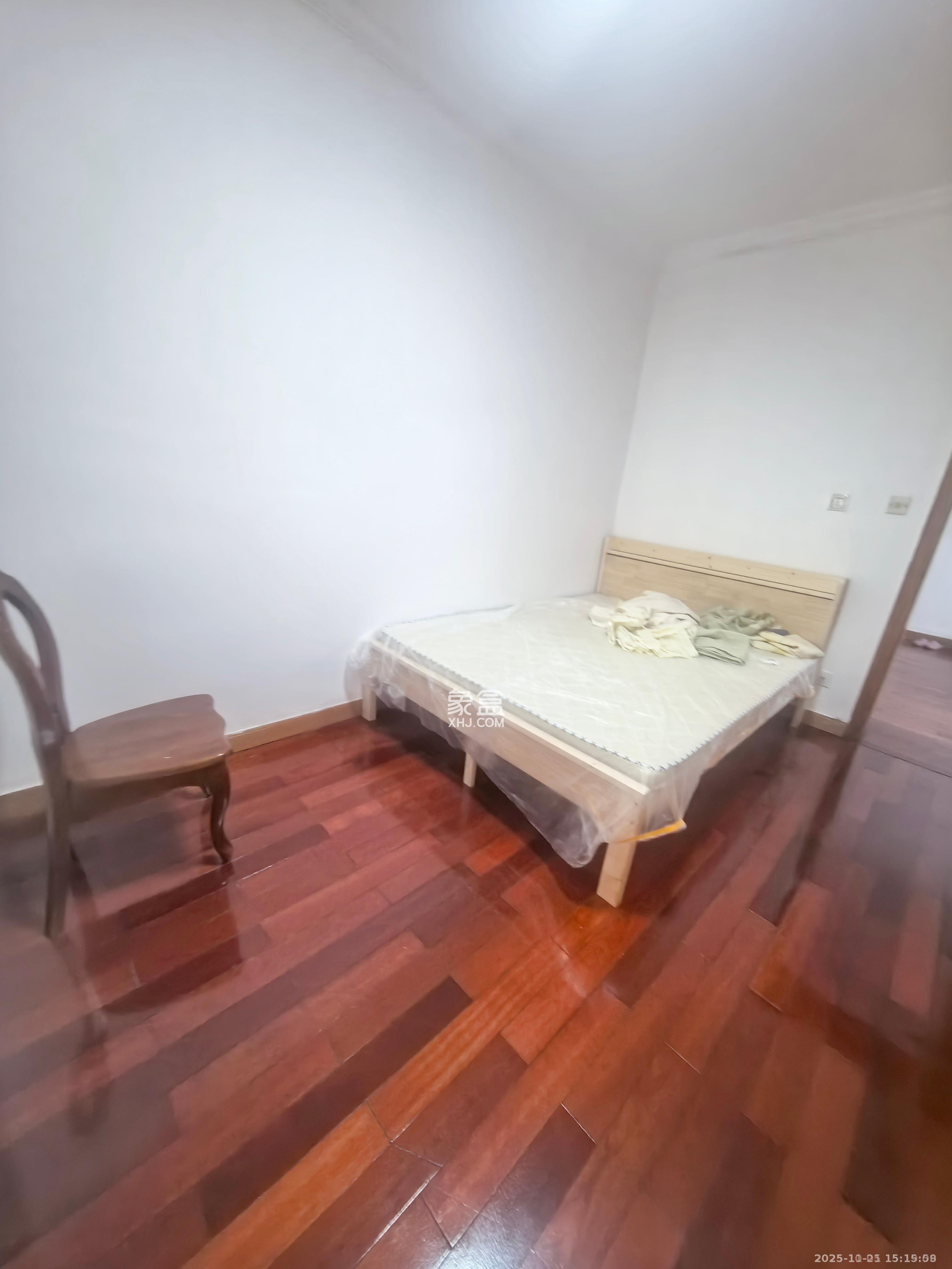 湖南省工商银行（原八一桥工商银行）  4室1厅1卫    3000.0元/月