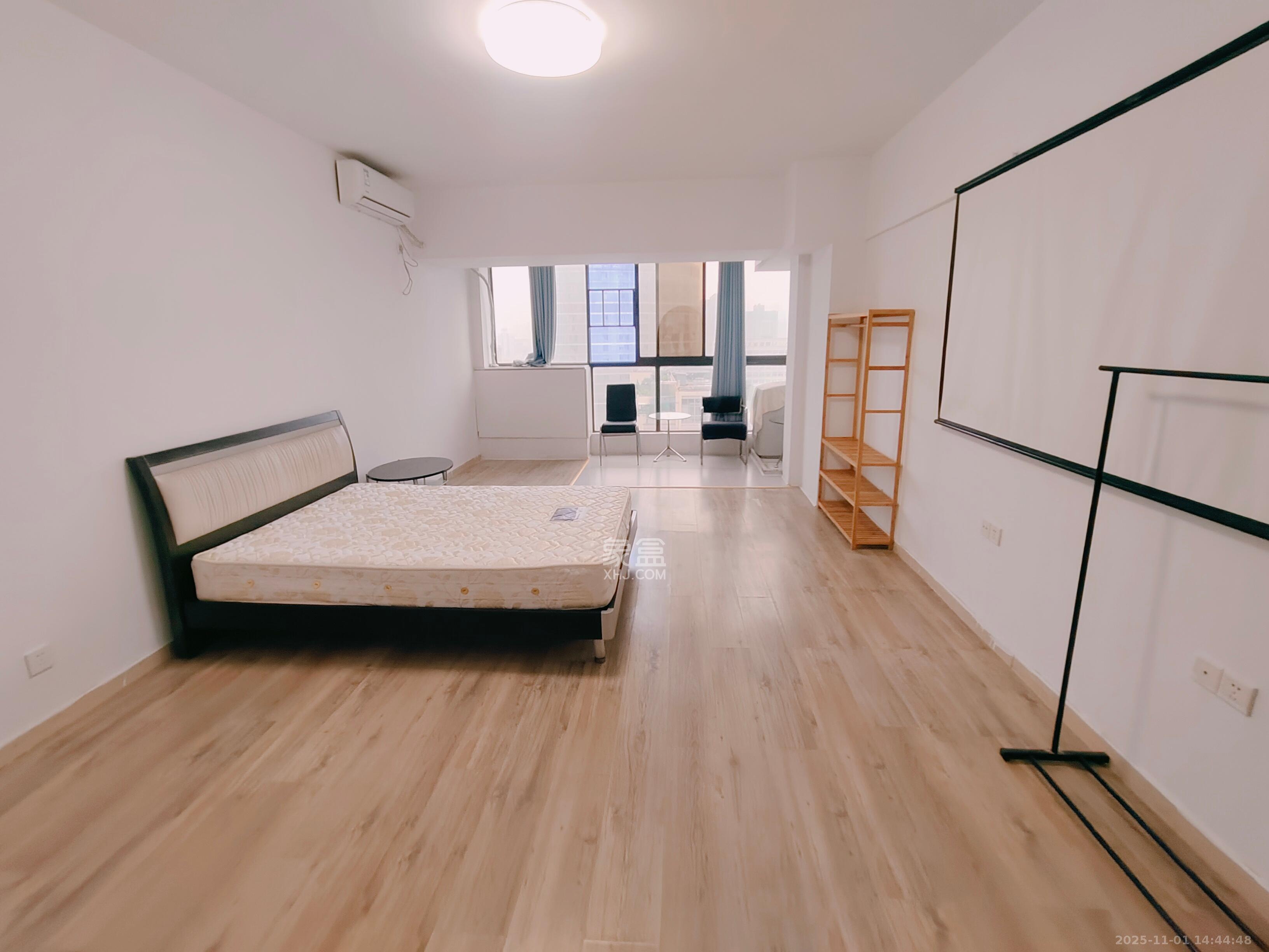 七彩丽都  1室1厅1卫    1700.0元/月