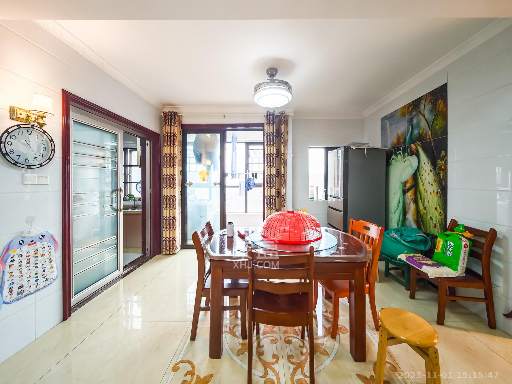 山语城三期  3室2厅2卫    98.0万客厅