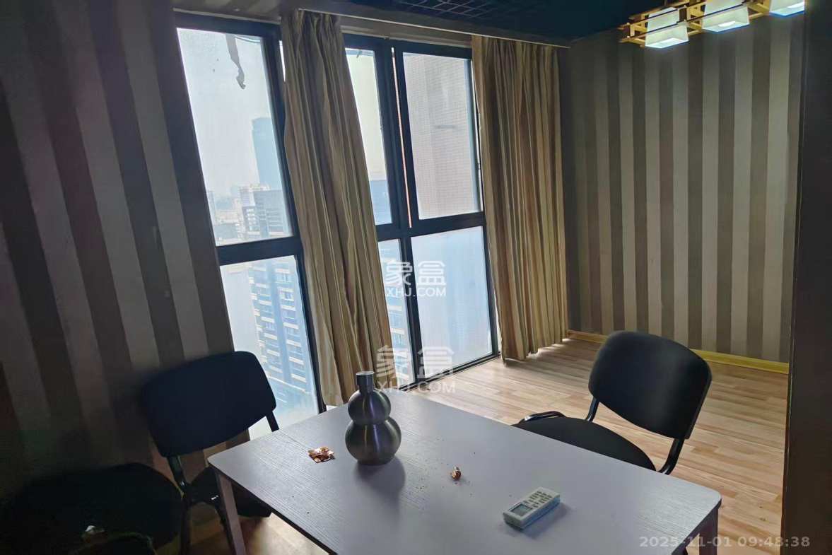 华城广场 3室2厅1卫 2600.0元/月 华城广场 3室2厅1卫 2600.0元/月室内图