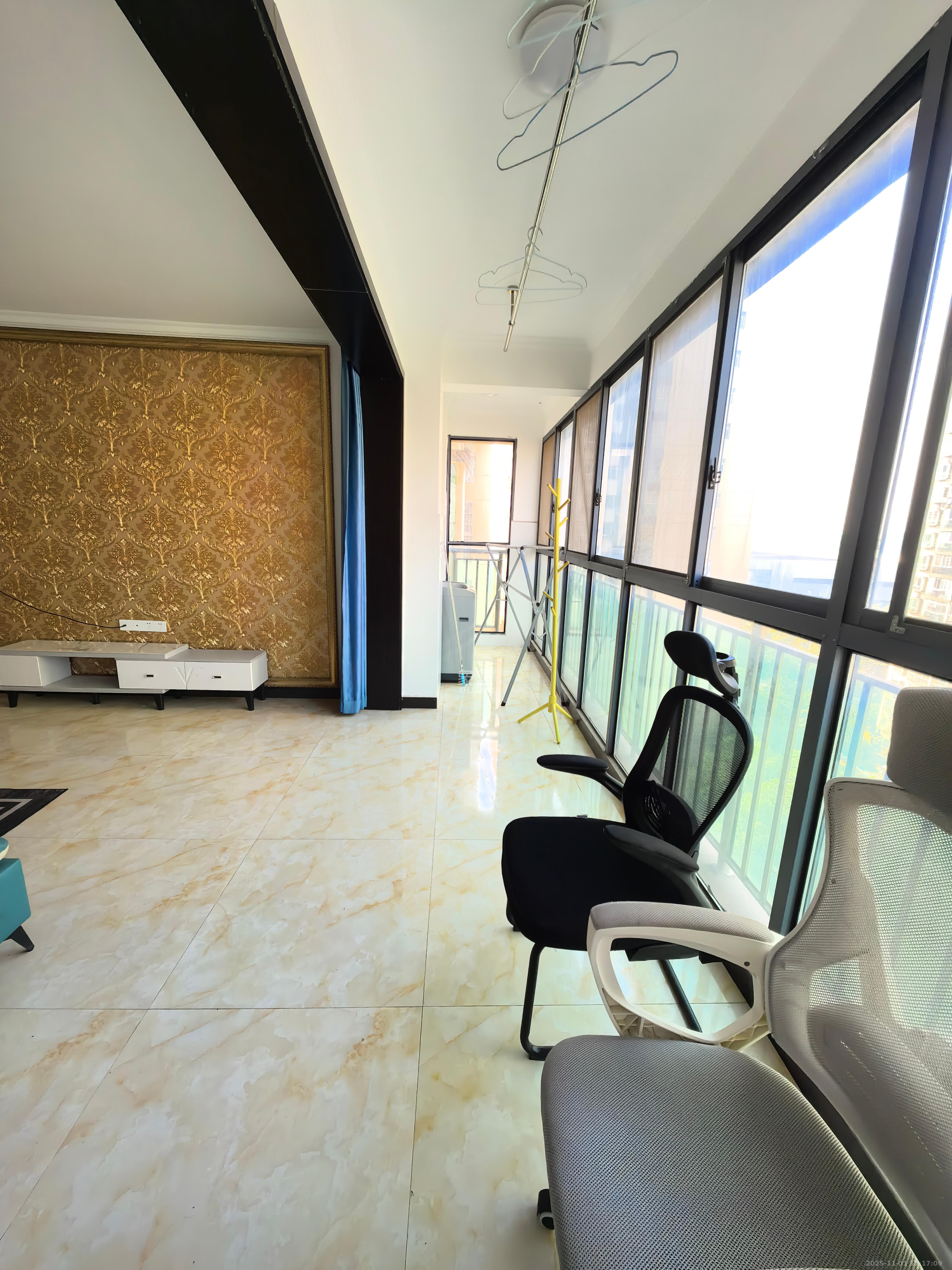 麓谷加州阳光  3室2厅2卫    2500.0元/月 麓谷加州阳光  3室2厅2卫    2500.0元/月室内图