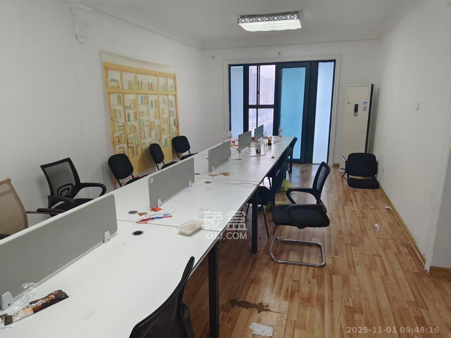 华城广场  3室2厅1卫    2600.0元/月