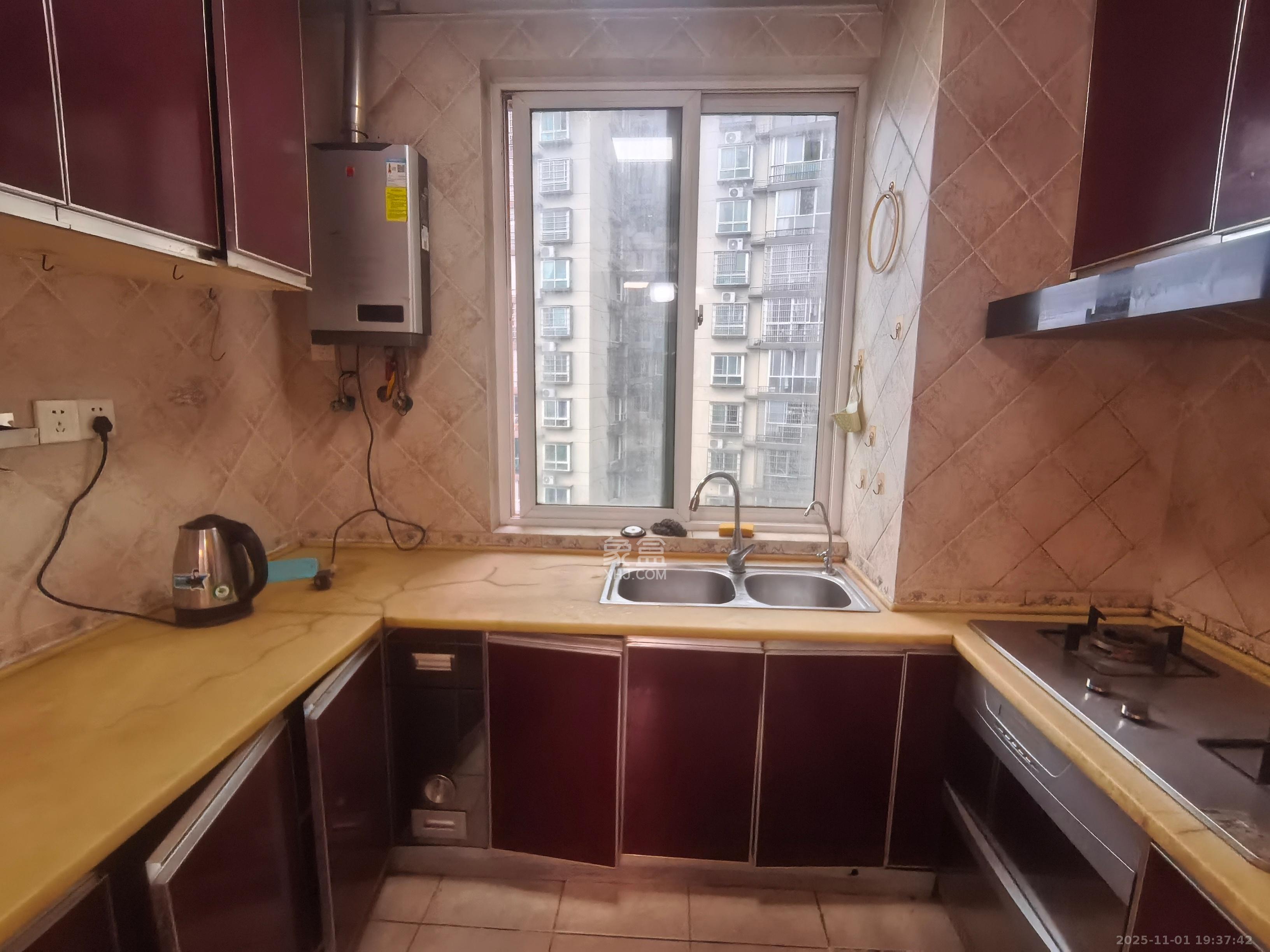 麓谷加州阳光  2室2厅1卫    2300.0元/月 麓谷加州阳光  2室2厅1卫    2300.0元/月室内图