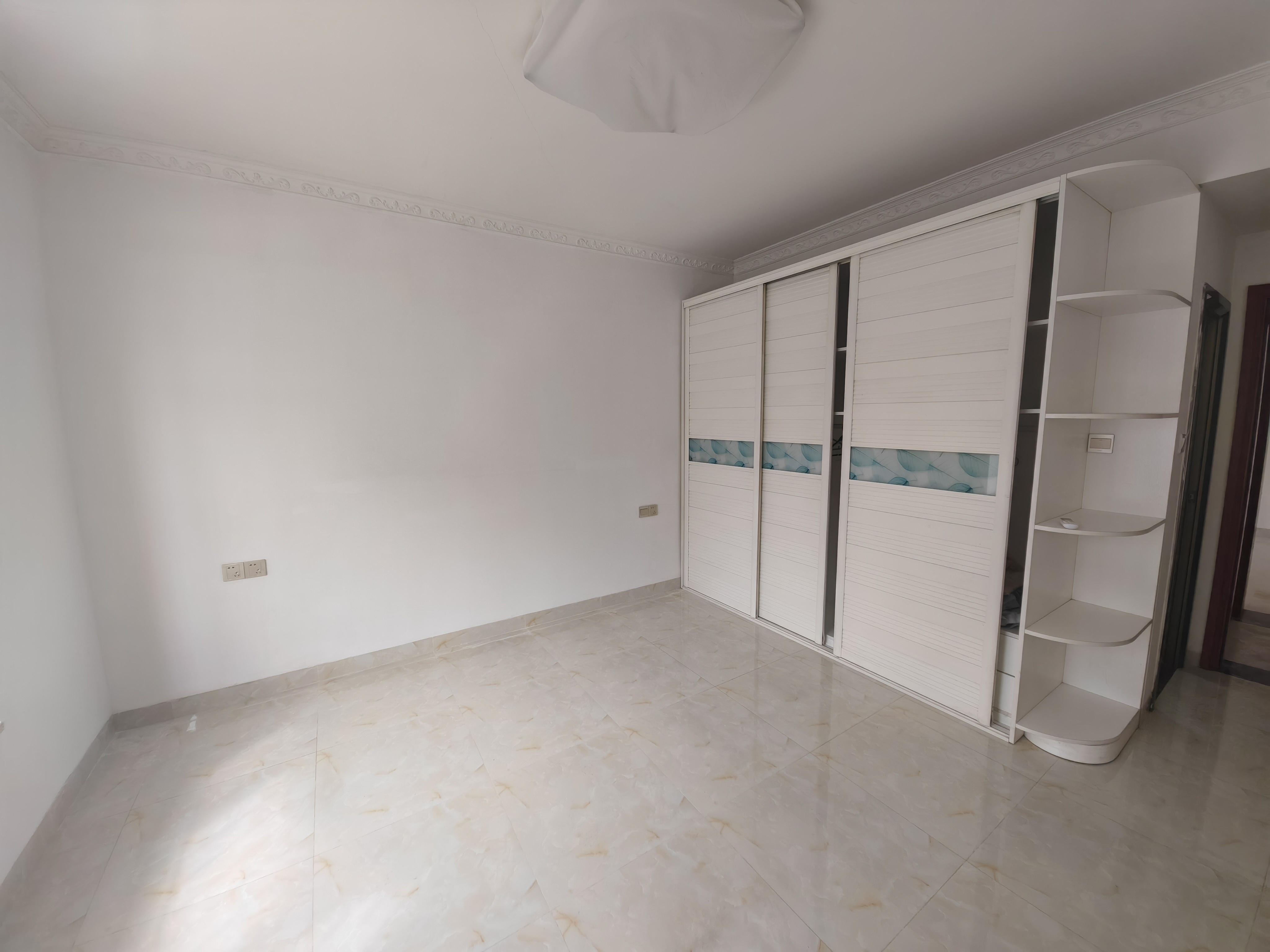 海航城  3室2厅2卫    2500.0元/月 海航城  3室2厅2卫    2500.0元/月室内图