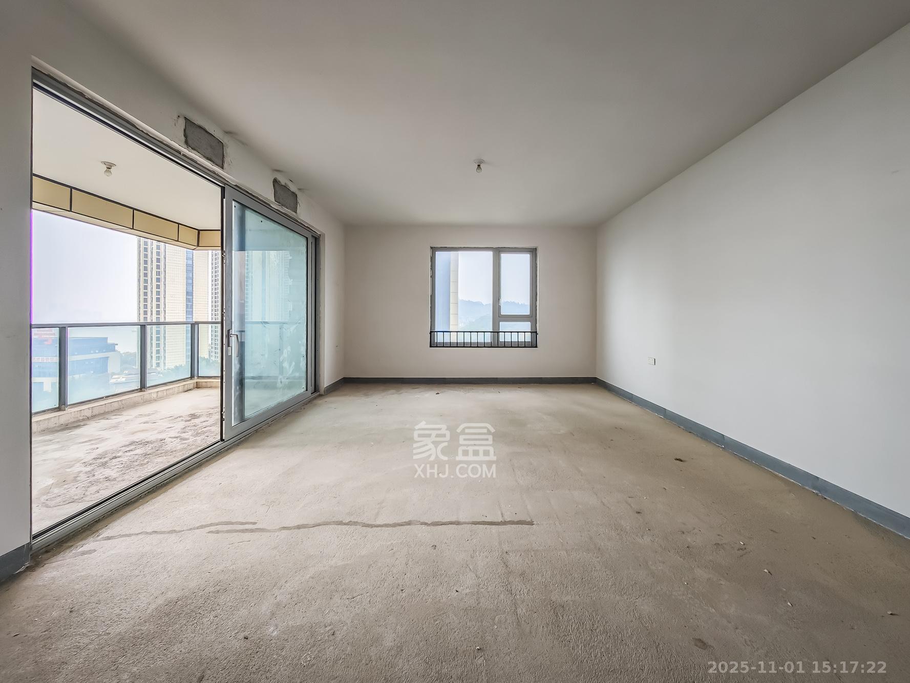 湘江壹号一二三期（创远湘江壹号）  5室2厅4卫    258.0万客厅