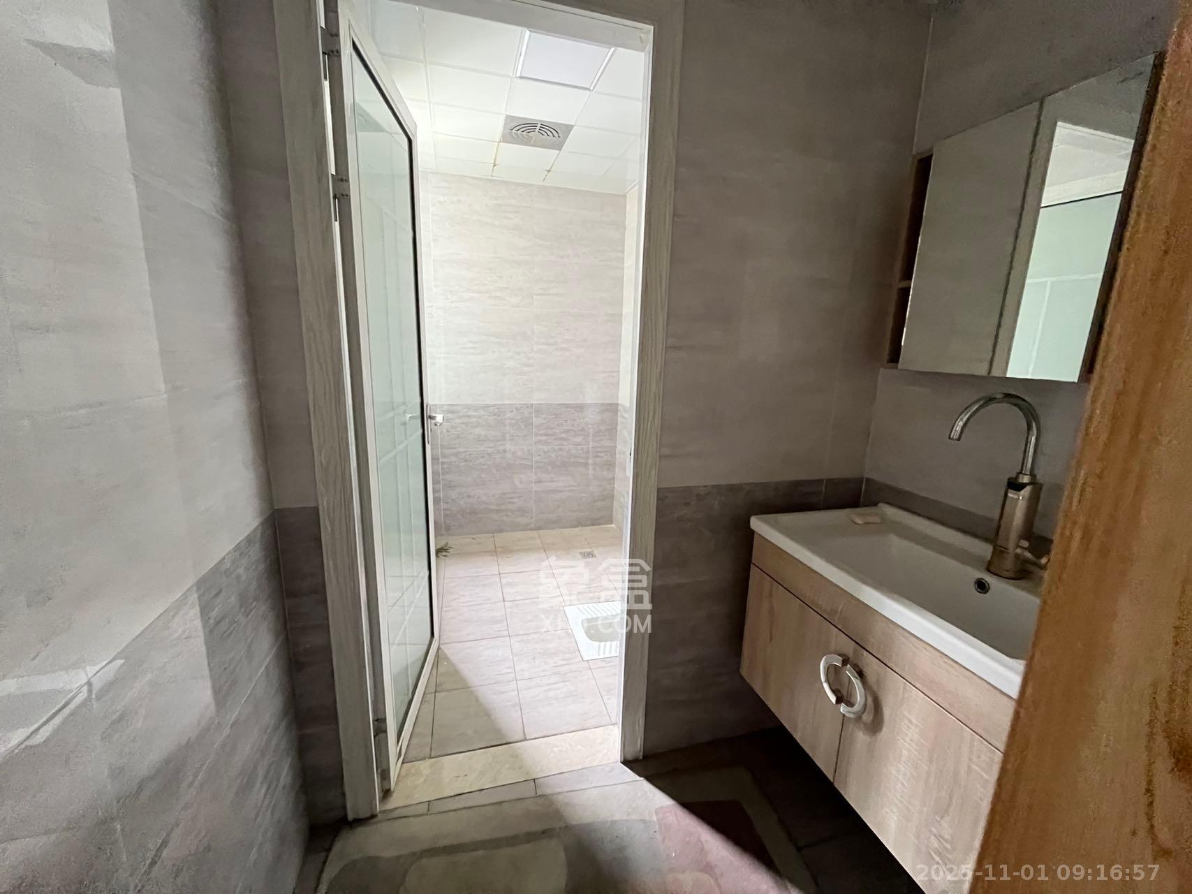 藏珑湖上国际花园  3室2厅2卫    3300.0元/月 藏珑湖上国际花园  3室2厅2卫    3300.0元/月室内图