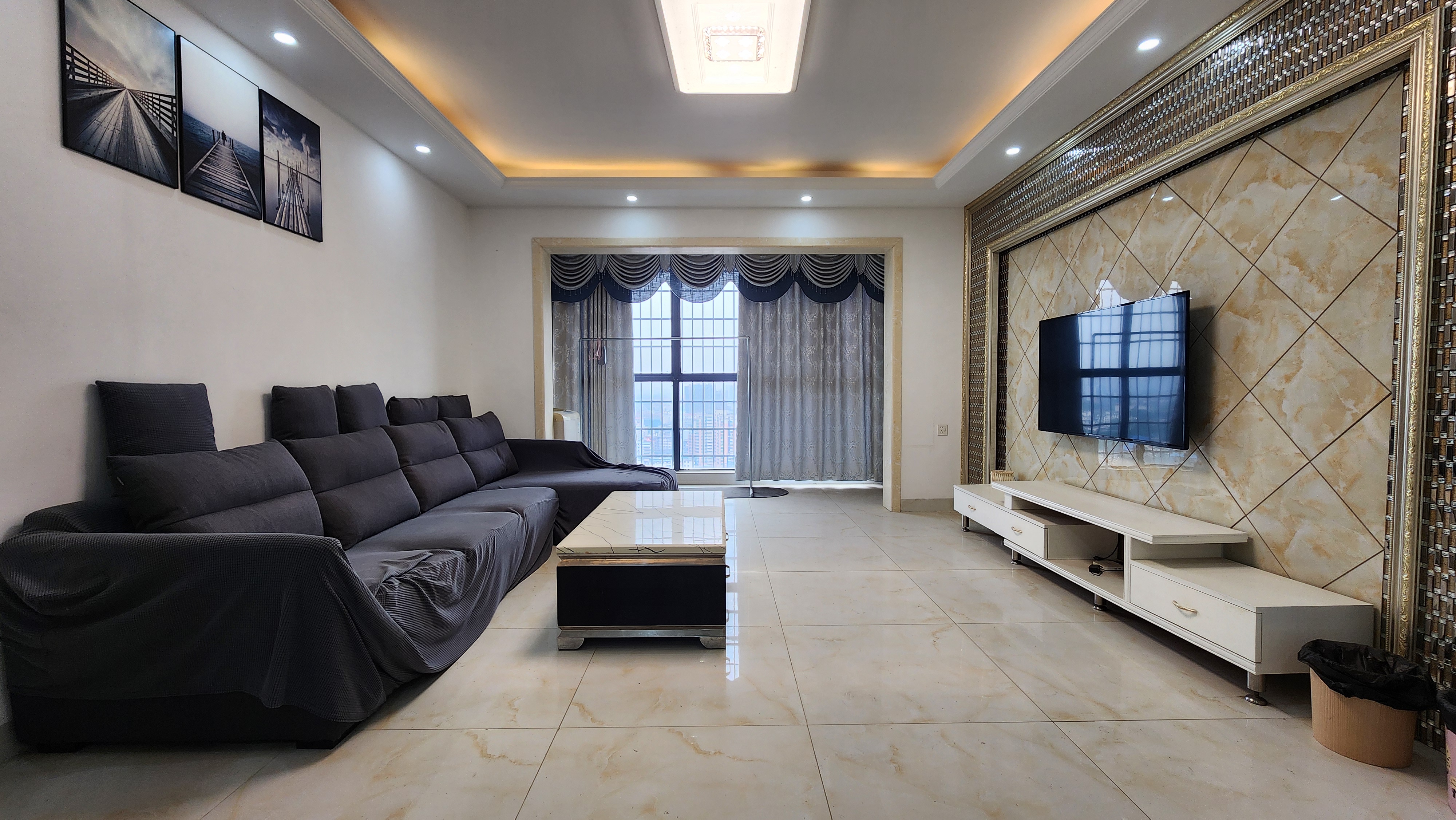 东方名城  3室2厅2卫    2300.0元/月室内图