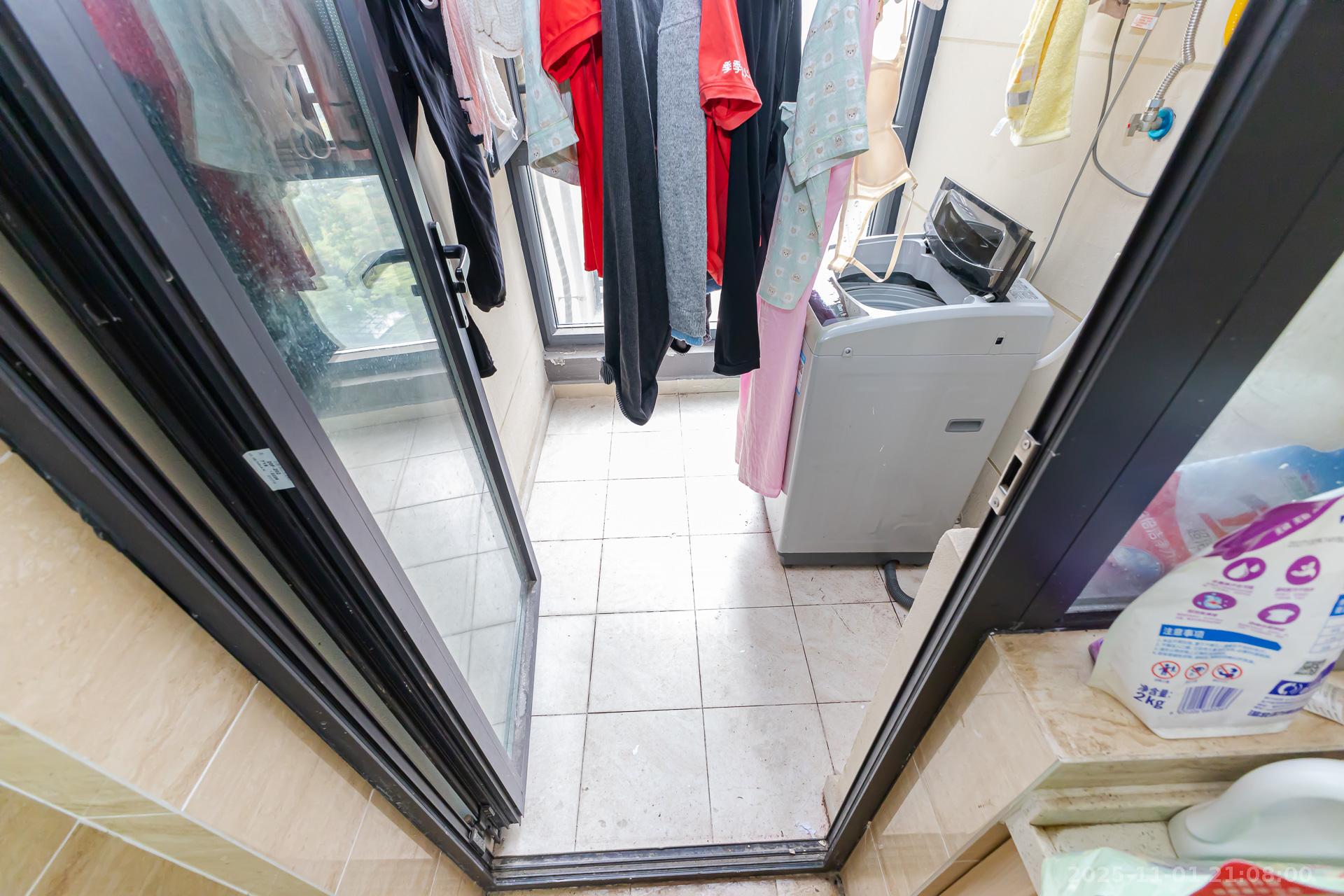 万润滨江天著  4室2厅2卫    126.8万 万润滨江天著  4室2厅2卫    126.8万阳台