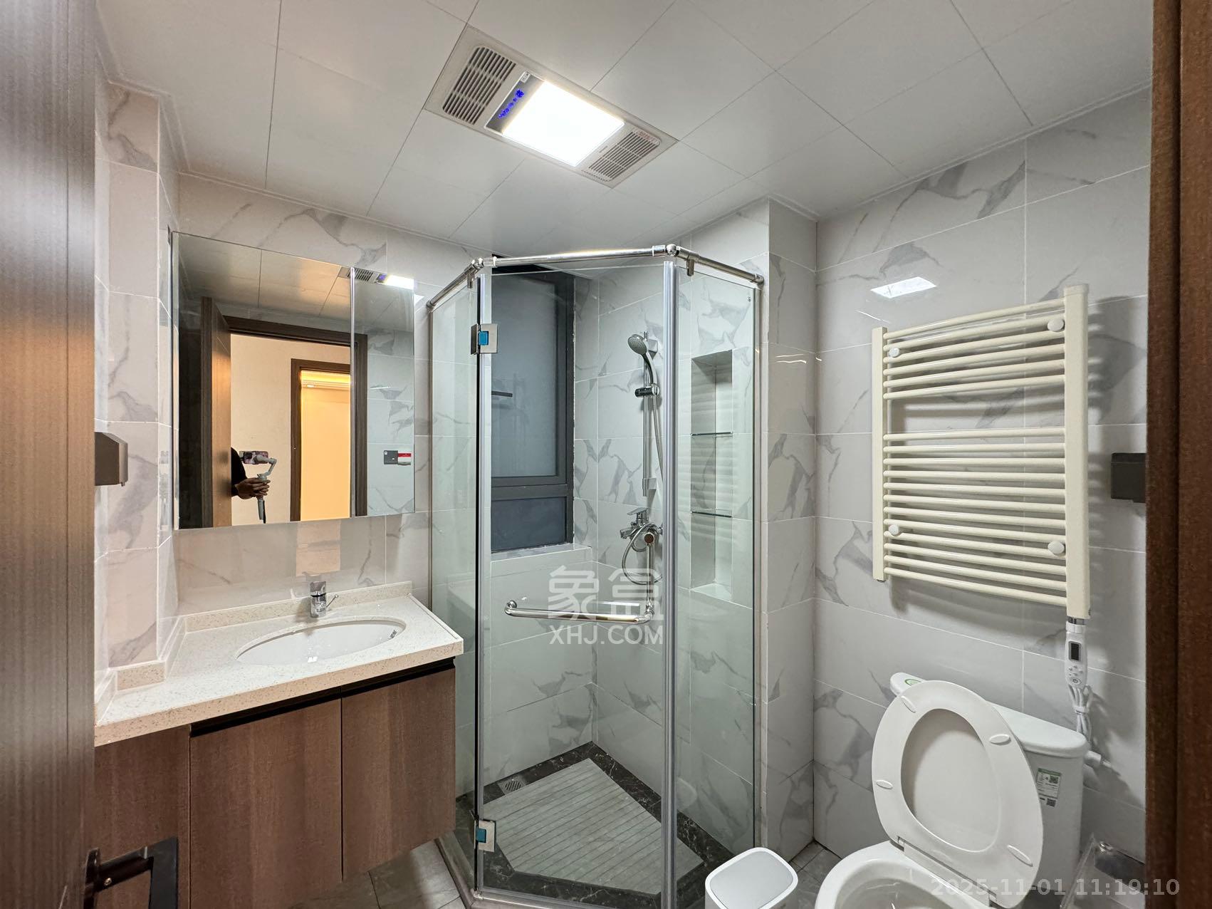 绿地V岛  3室2厅2卫    5500.0元/月室内图