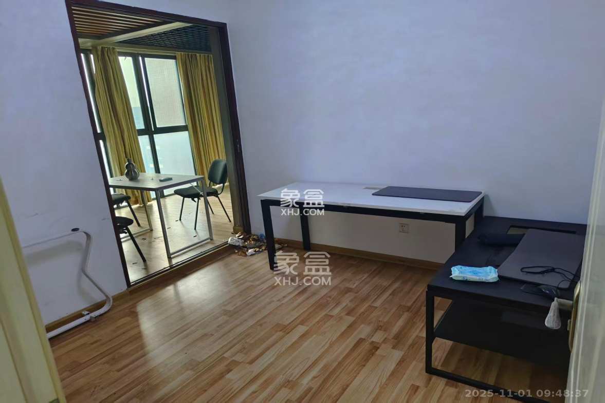 华城广场 3室2厅1卫 2600.0元/月 华城广场 3室2厅1卫 2600.0元/月室内图