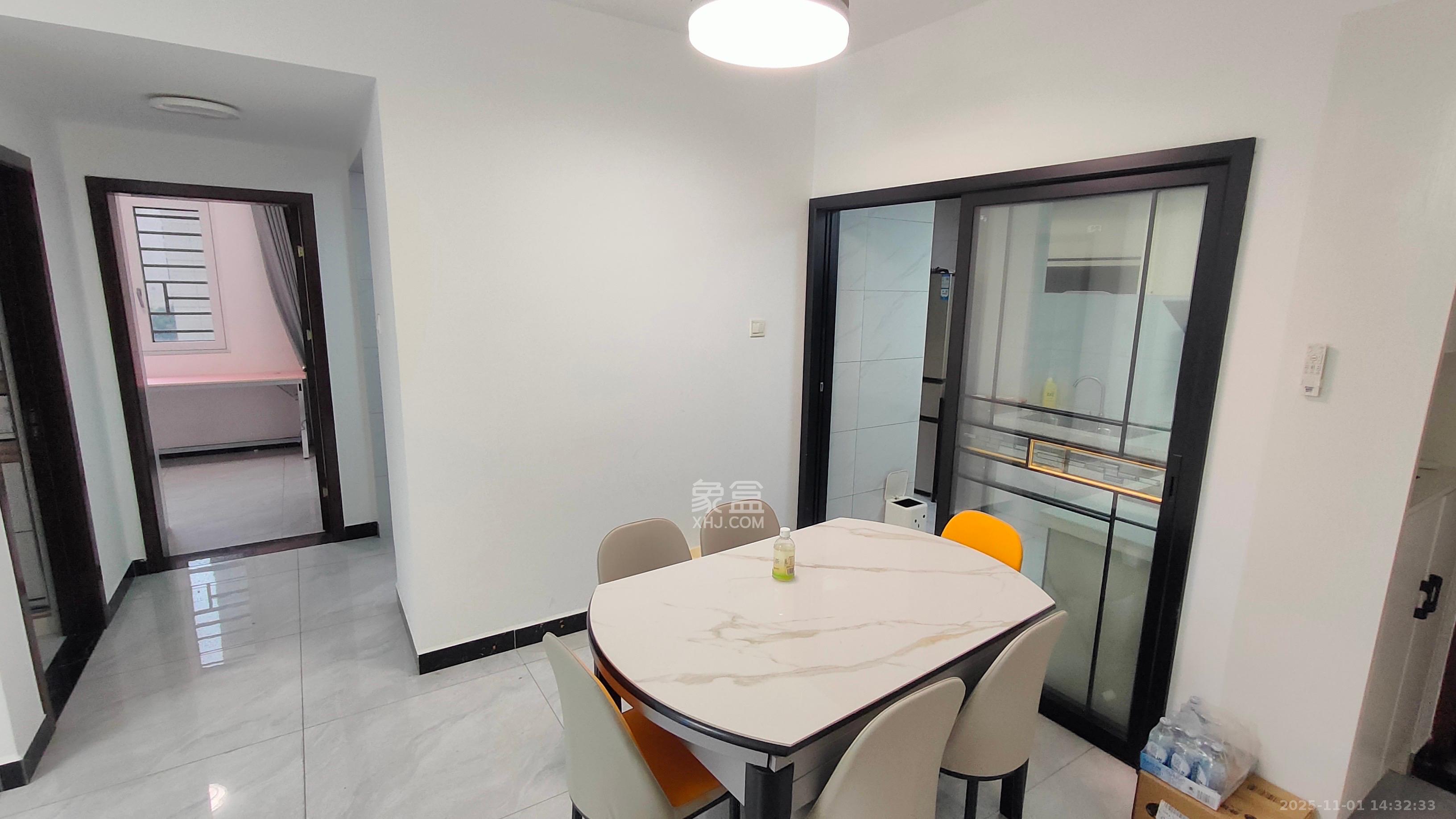 华润置地广场二期  3室2厅1卫    2400.0元/月 华润置地广场二期  3室2厅1卫    2400.0元/月室内图