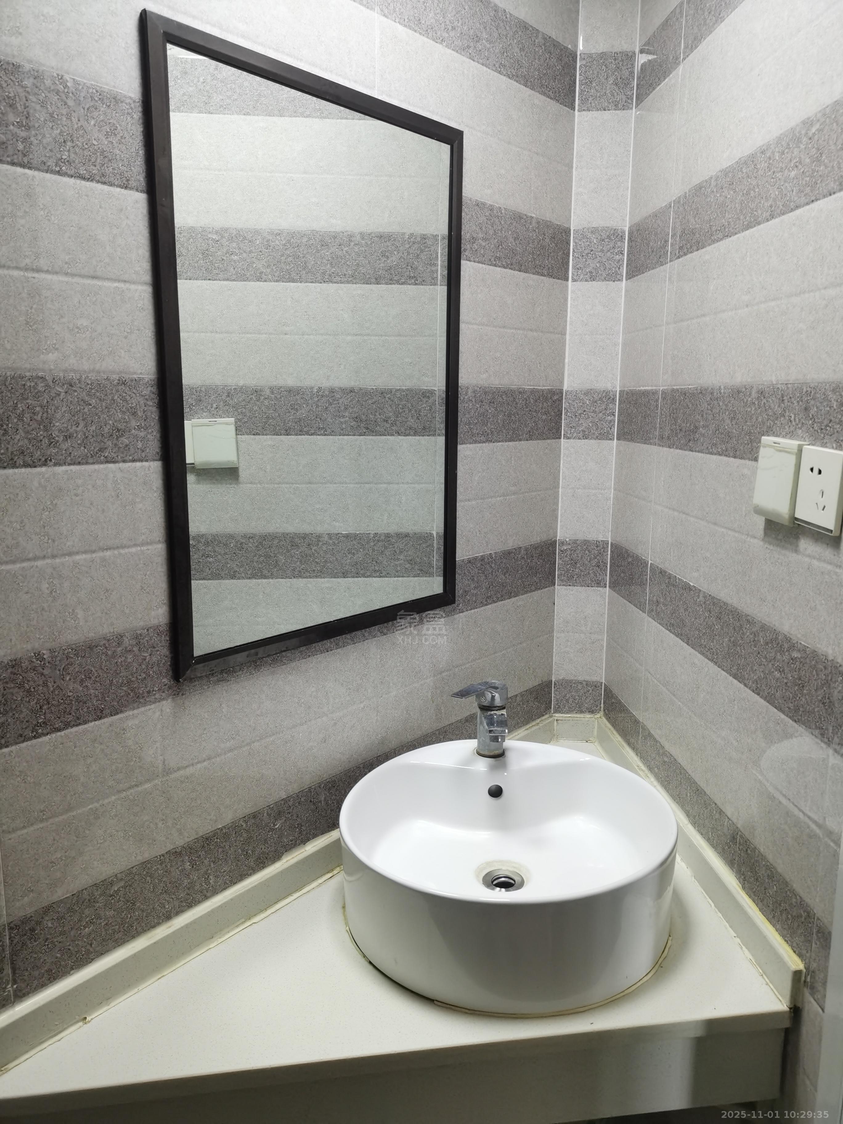 庐山一号  1室1厅1卫    1600.0元/月室内图