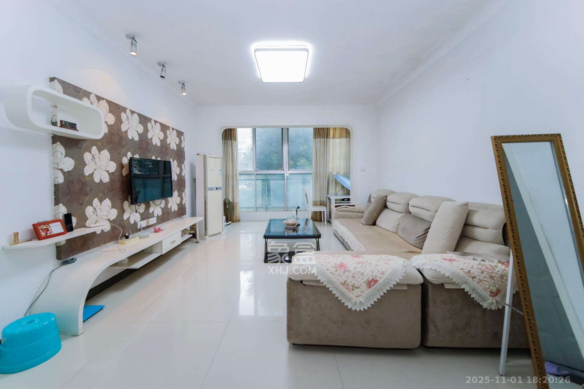 中建桂苑  3室2厅1卫    78.0万客厅