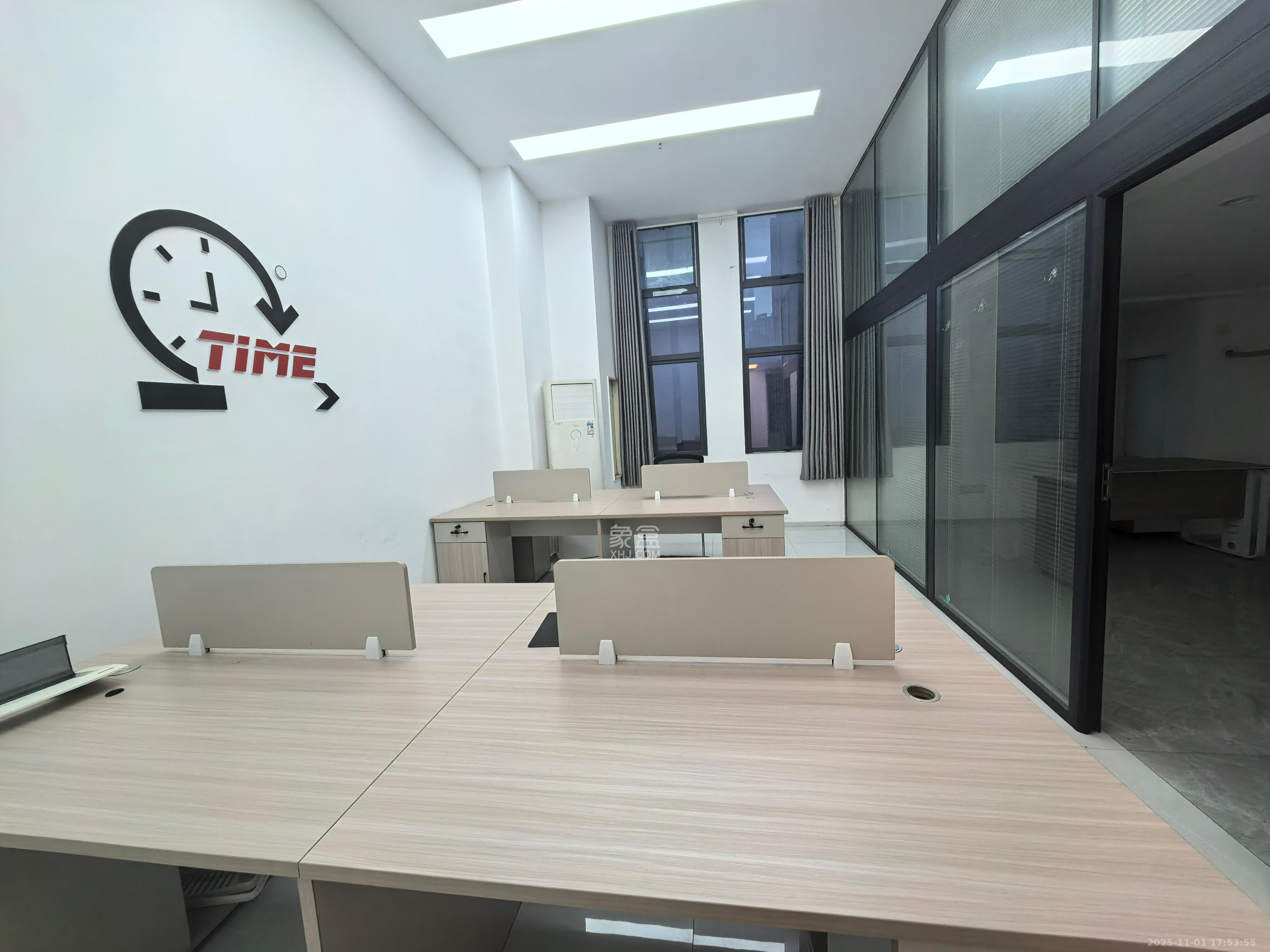 华润置地广场二期  3室2厅2卫    3200.0元/月室内图