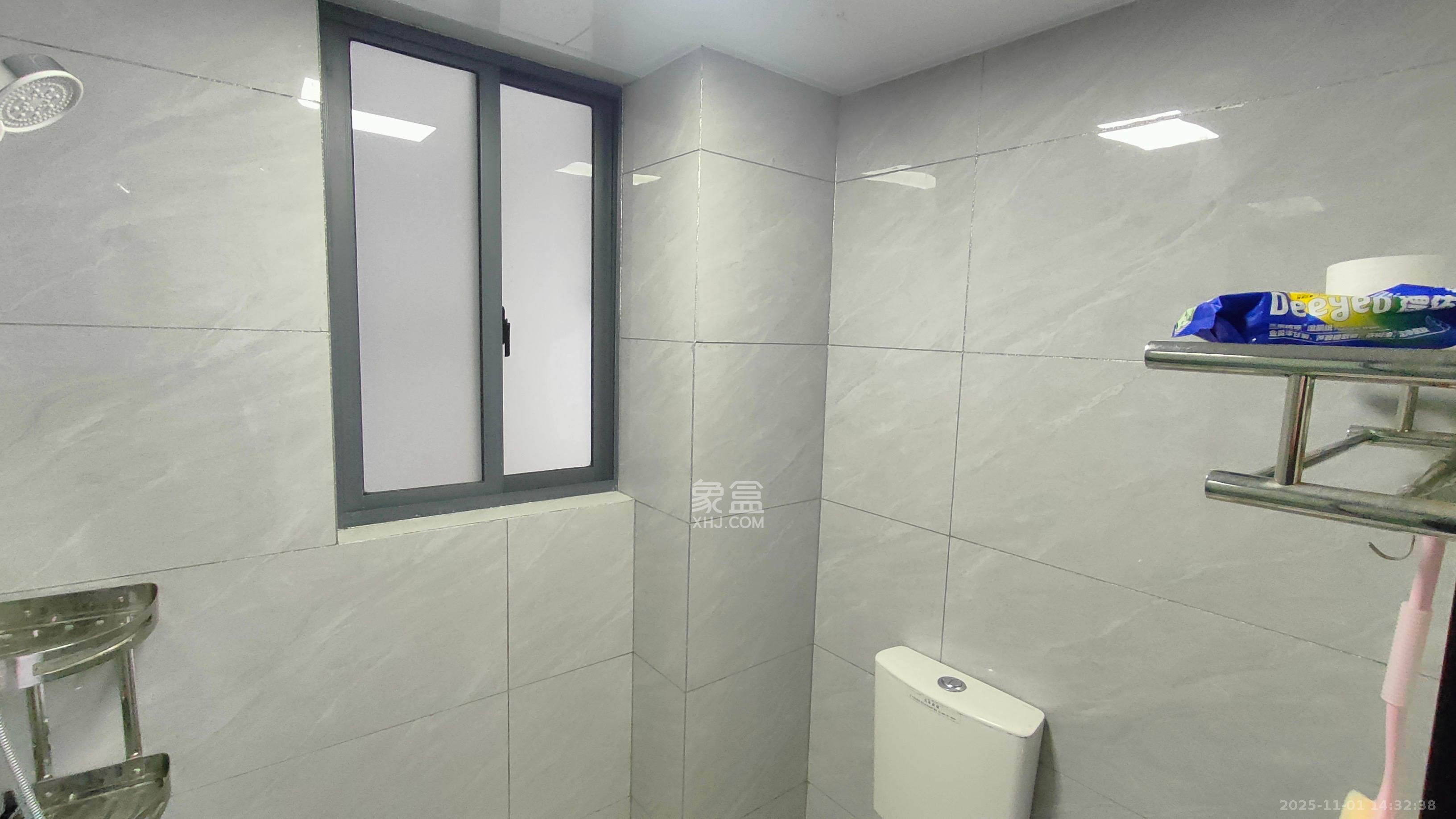 华润置地广场二期  3室2厅1卫    2400.0元/月 华润置地广场二期  3室2厅1卫    2400.0元/月室内图