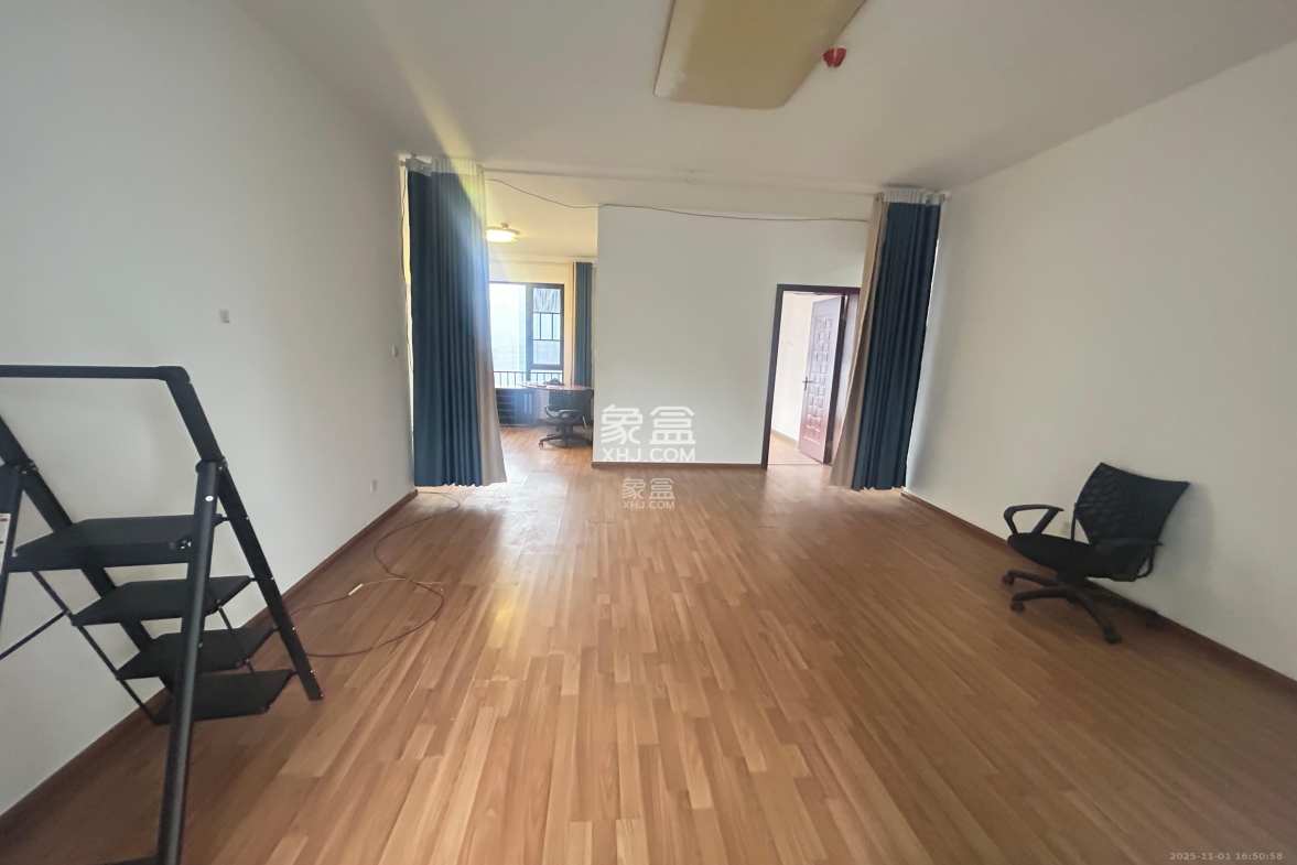 南山雍江汇(滨江国际新城) 4室2厅2卫 3800.0元/月 南山雍江汇(滨江国际新城) 4室2厅2卫 3800.0元/月室内图