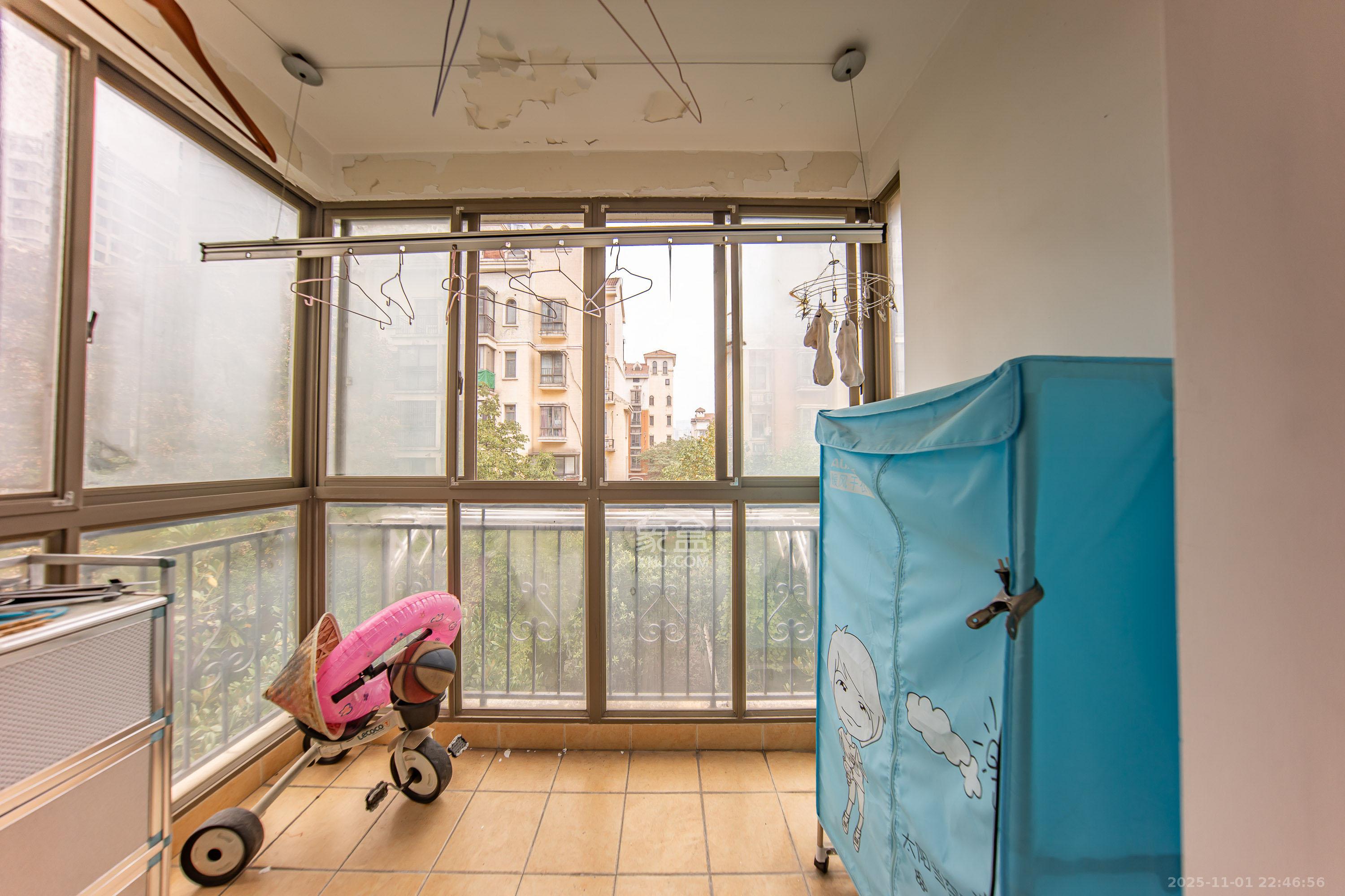 米兰春天 3室2厅2卫 80.0万 米兰春天 3室2厅2卫 80.0万阳台