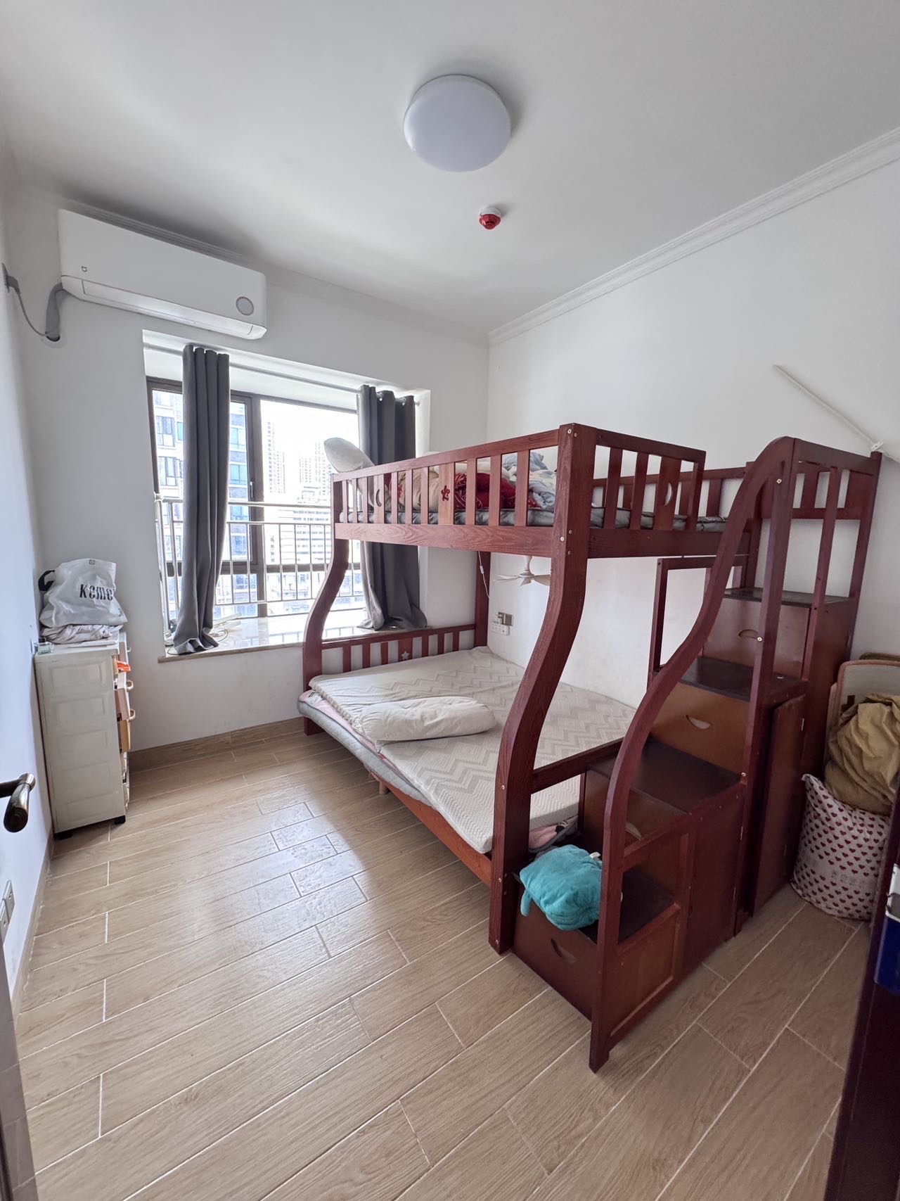 海湾花园  1室0厅1卫    198.0万客厅