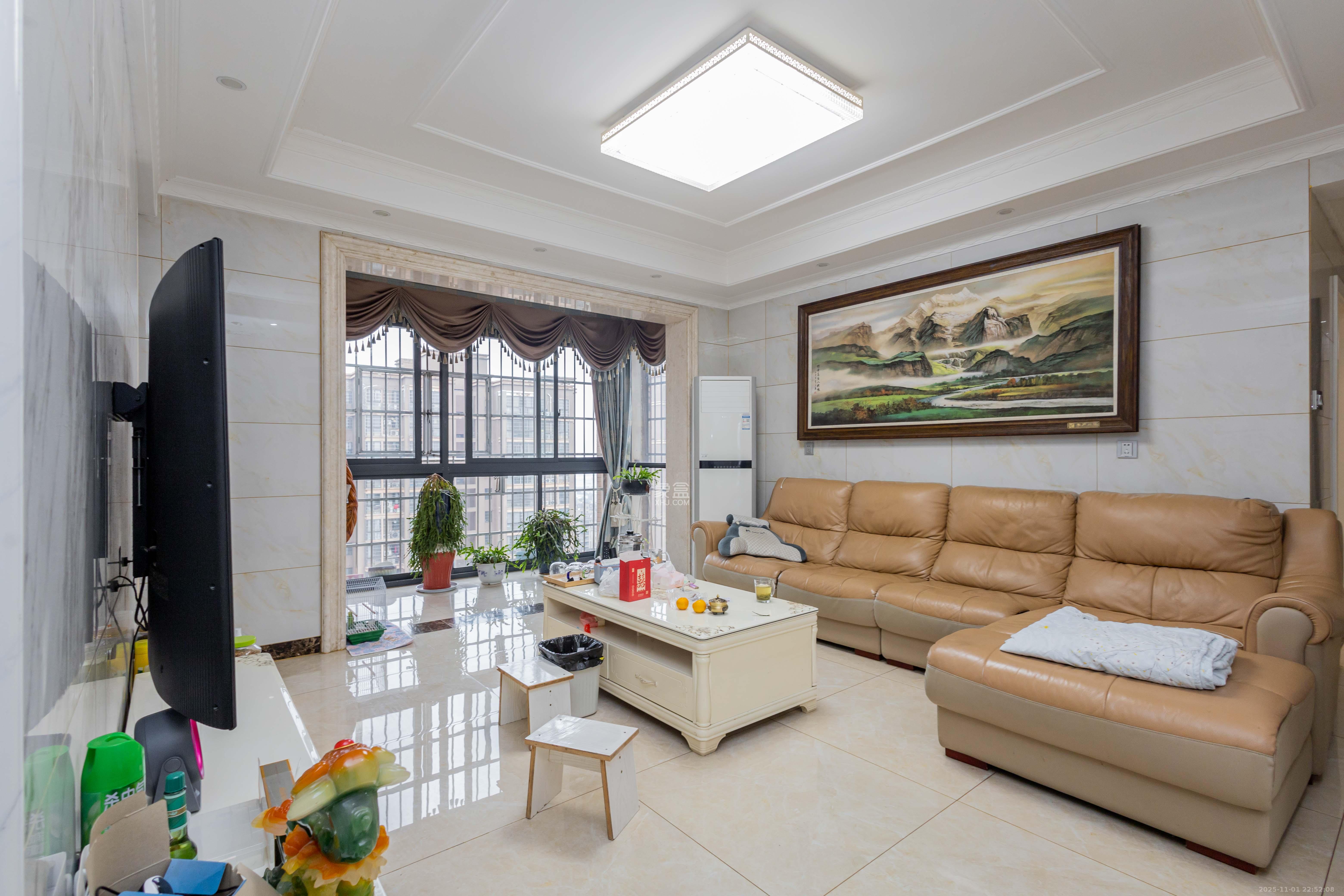 爵士湘  3室2厅2卫    82.8万客厅