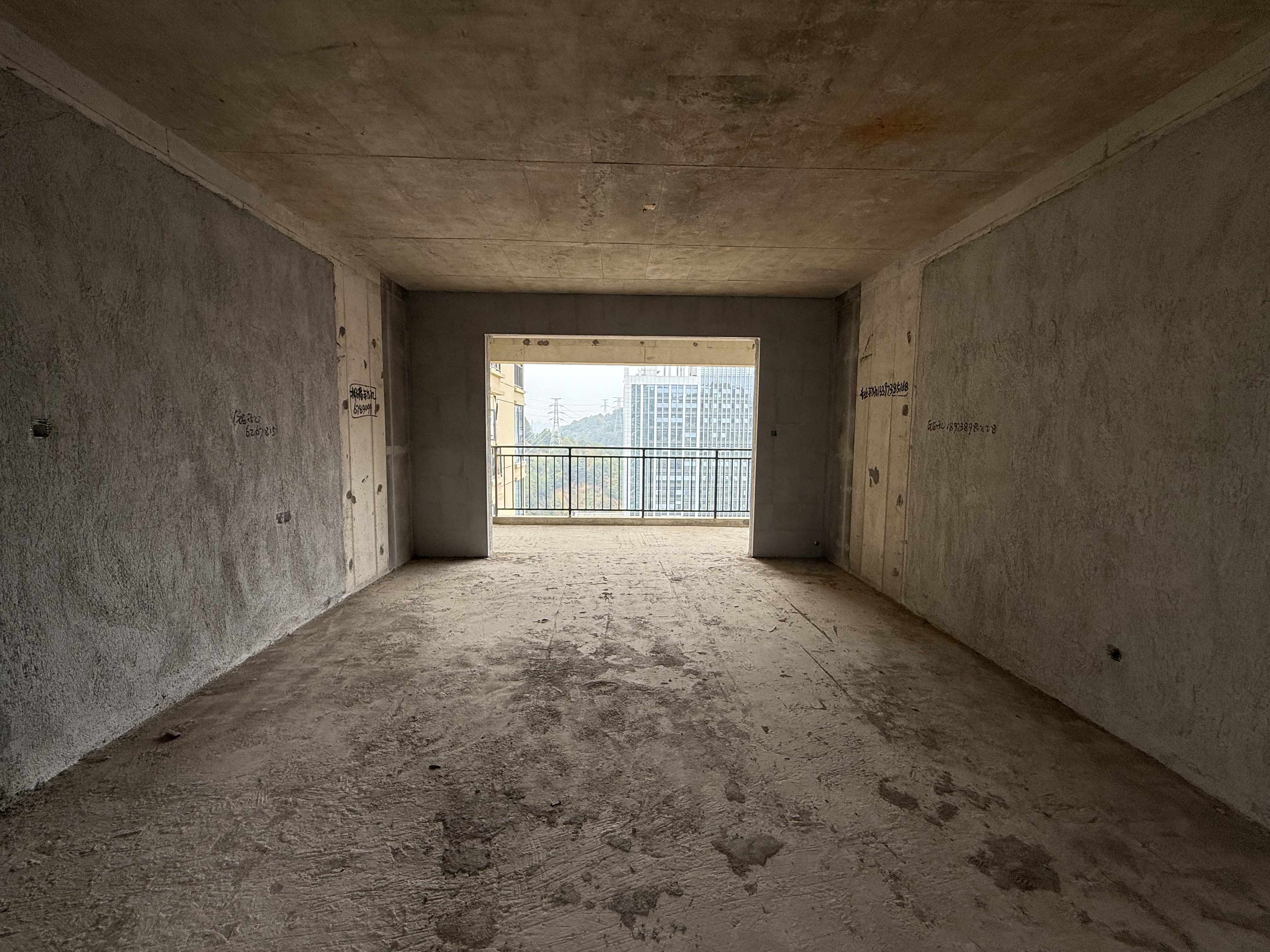 吉大汉珠山府  4室2厅2卫    110.0万客厅