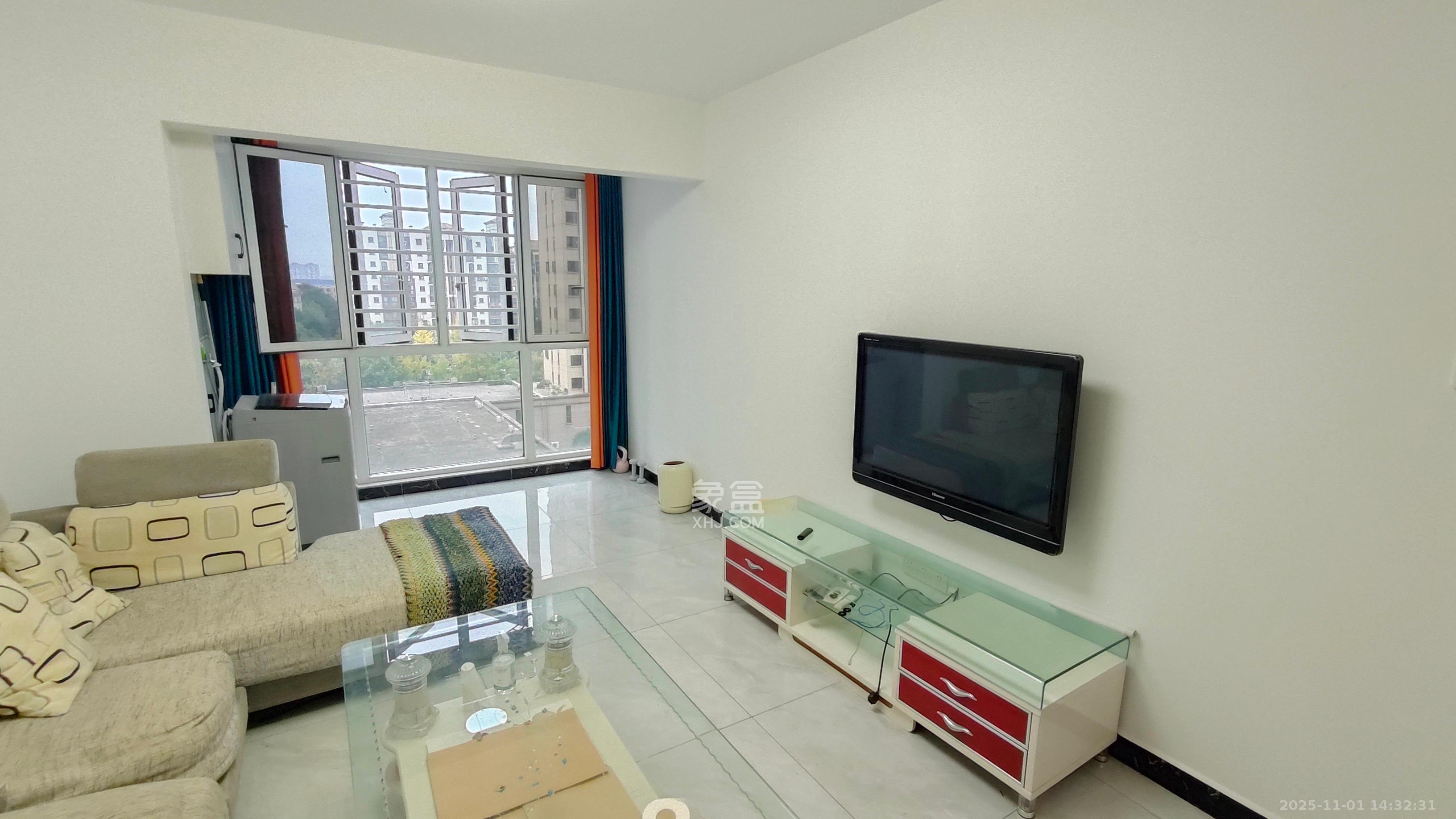 华润置地广场二期  3室2厅1卫    2400.0元/月